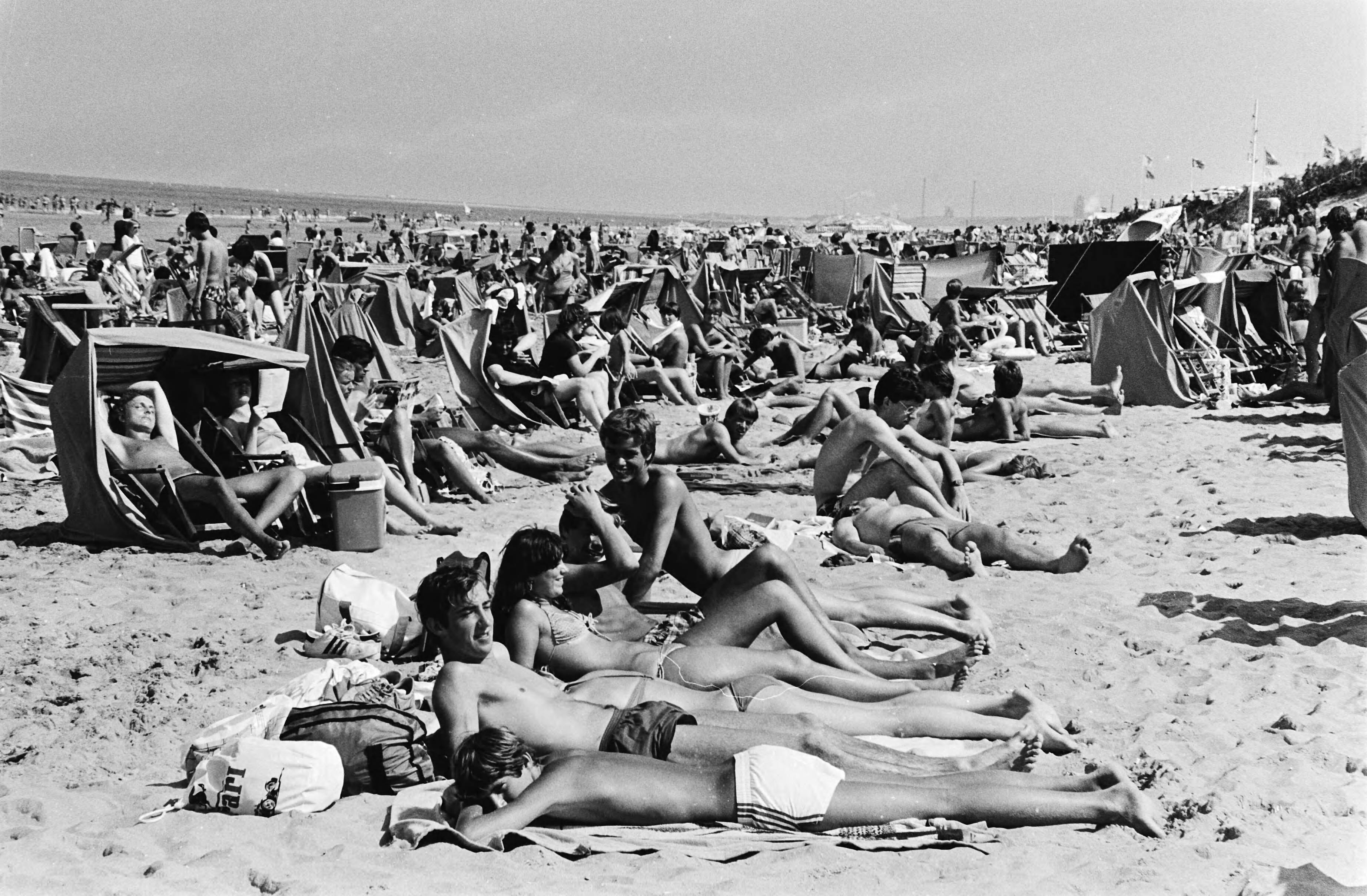 Fotocollectie Anefo — Stranddrukte in Zandvoort — Foto: Dijk, Hans van / Anefo. Licentie: Set B: Rechtenvrij / Publiek Domein. Bron: Nationaal Archief. http://hdl.handle.net/10648/ace49ea4-d0b4-102d-bcf8-003048976d84