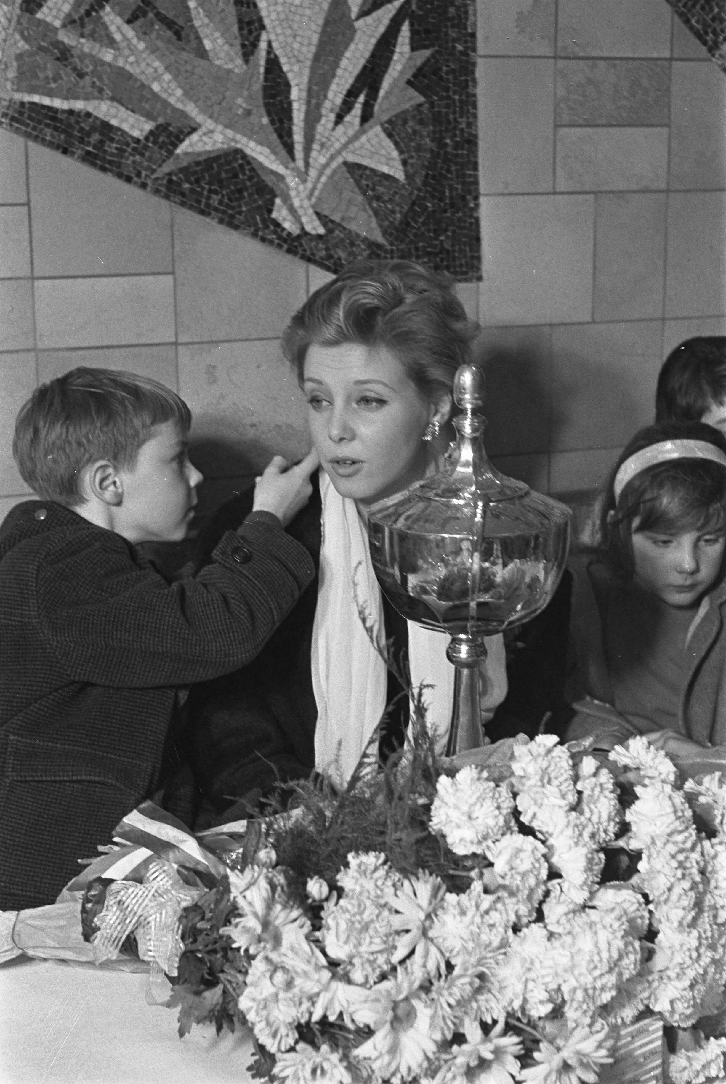 Miss World 1959 — Aankomst van Corine Rottschäfer (miss World) op Schiphol; Corine met broertje Jan — Foto: Fotograaf Onbekend / Anefo. Licentie: Set B: Rechtenvrij / Publiek Domein. Bron: Nationaal Archief. http://hdl.handle.net/10648/a9a1faa2-d0b4-102d-bcf8-003048976d84