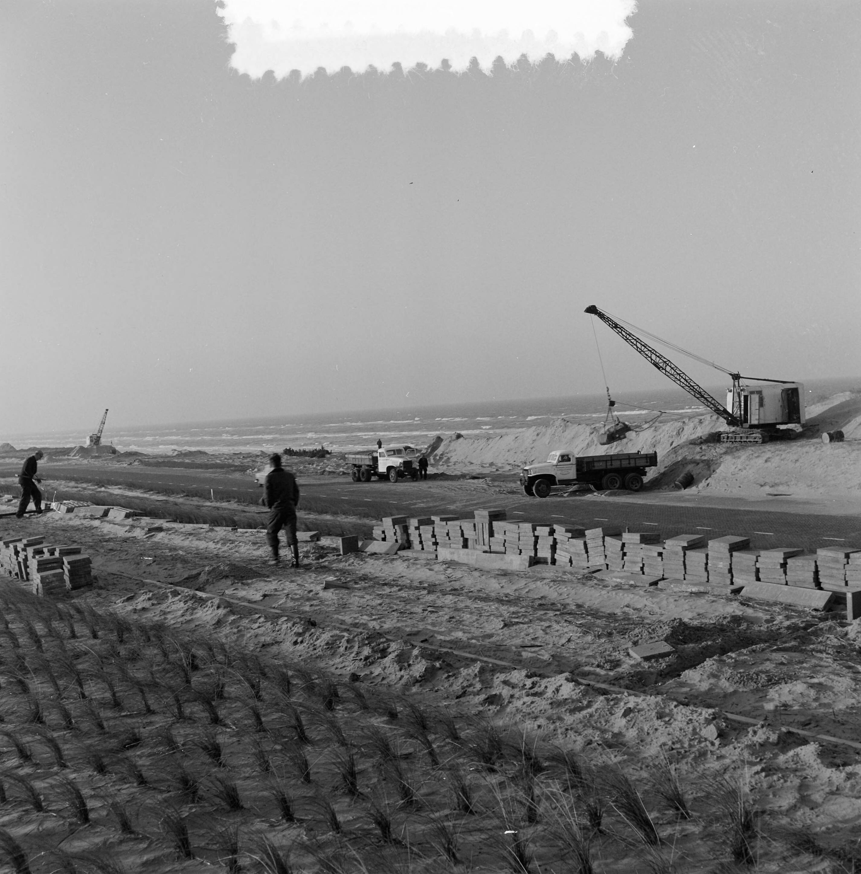 Fotocollectie Anefo — Aanleg van fiets- en wandelpaden langs de Noordboulevard te Zandvoort — Foto: Pot, Harry / Anefo. Licentie: Set B: Rechtenvrij / Publiek Domein. Bron: Nationaal Archief. http://hdl.handle.net/10648/a9419e6e-d0b4-102d-bcf8-003048976d84