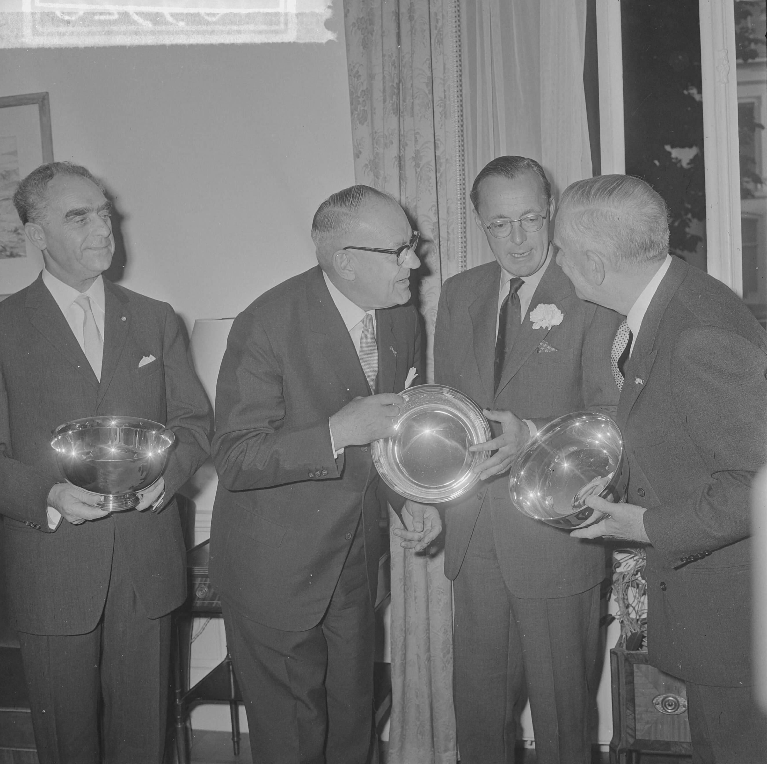 Fotocollectie Anefo — Uitreiking Peter Stuyvesant prijzen in het huis Amerika zaakgelastigde mr. Fisher te Den Haag , v.l.n.r. mr. H. During (directeur Fokker), dr. J. Meynen — Foto: Koch, Eric / Anefo. Licentie: Set B: Rechtenvrij / Publiek Domein. Bron: Nationaal Archief. http://hdl.handle.net/10648/aa7b2bec-d0b4-102d-bcf8-003048976d84