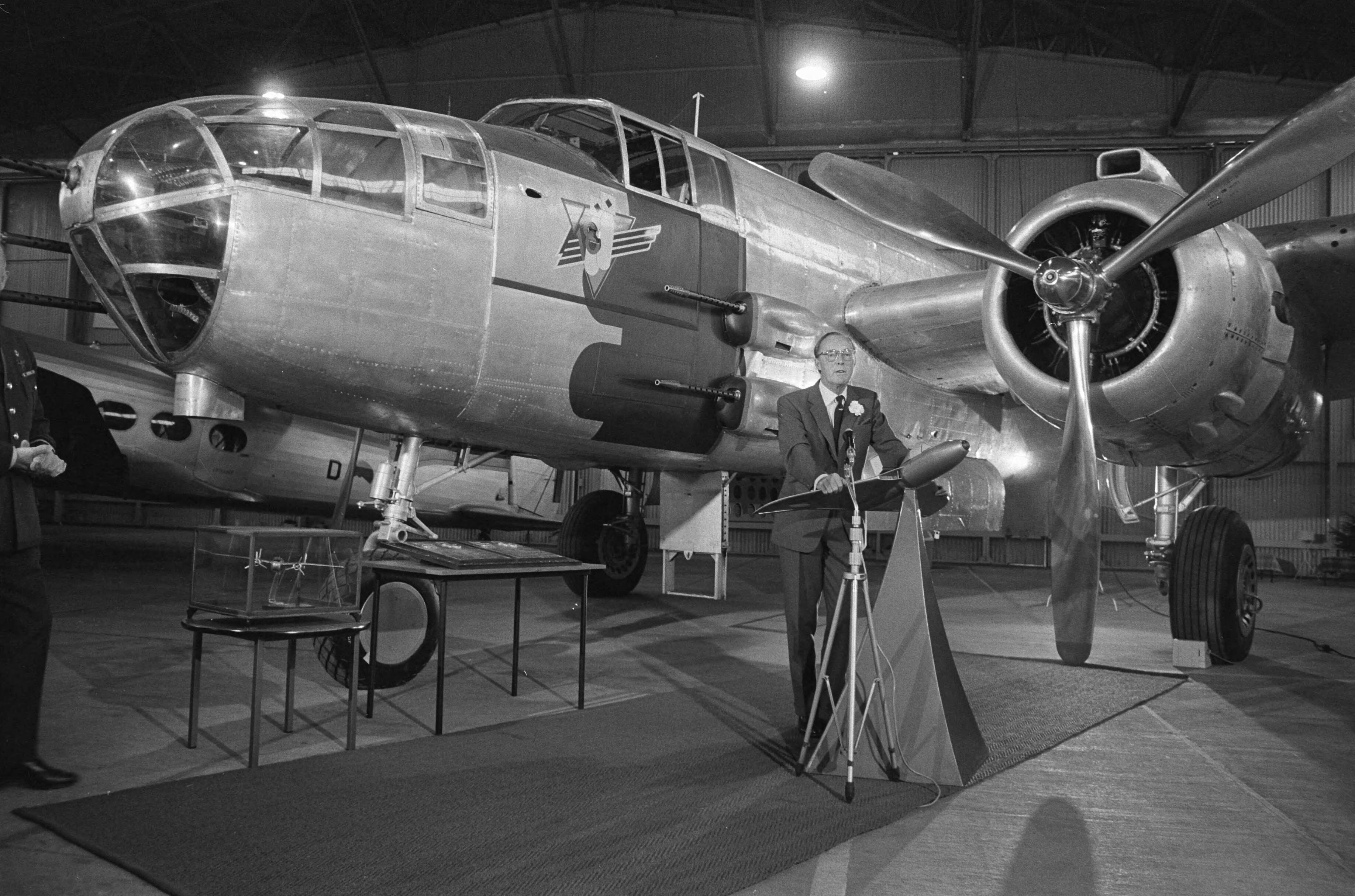 Fotocollectie Anefo — Prins Bernhard geeft B25 Mitchell bommenwerper aan luchtmachtmuseum Soesterberg, Prins Bernhard aan het woord voor bommenwerper — Foto: Verhoeff, Bert / Anefo. Licentie: Set B: Rechtenvrij / Publiek Domein. Bron: Nationaal Archief. http://hdl.handle.net/10648/abd43934-d0b4-102d-bcf8-003048976d84