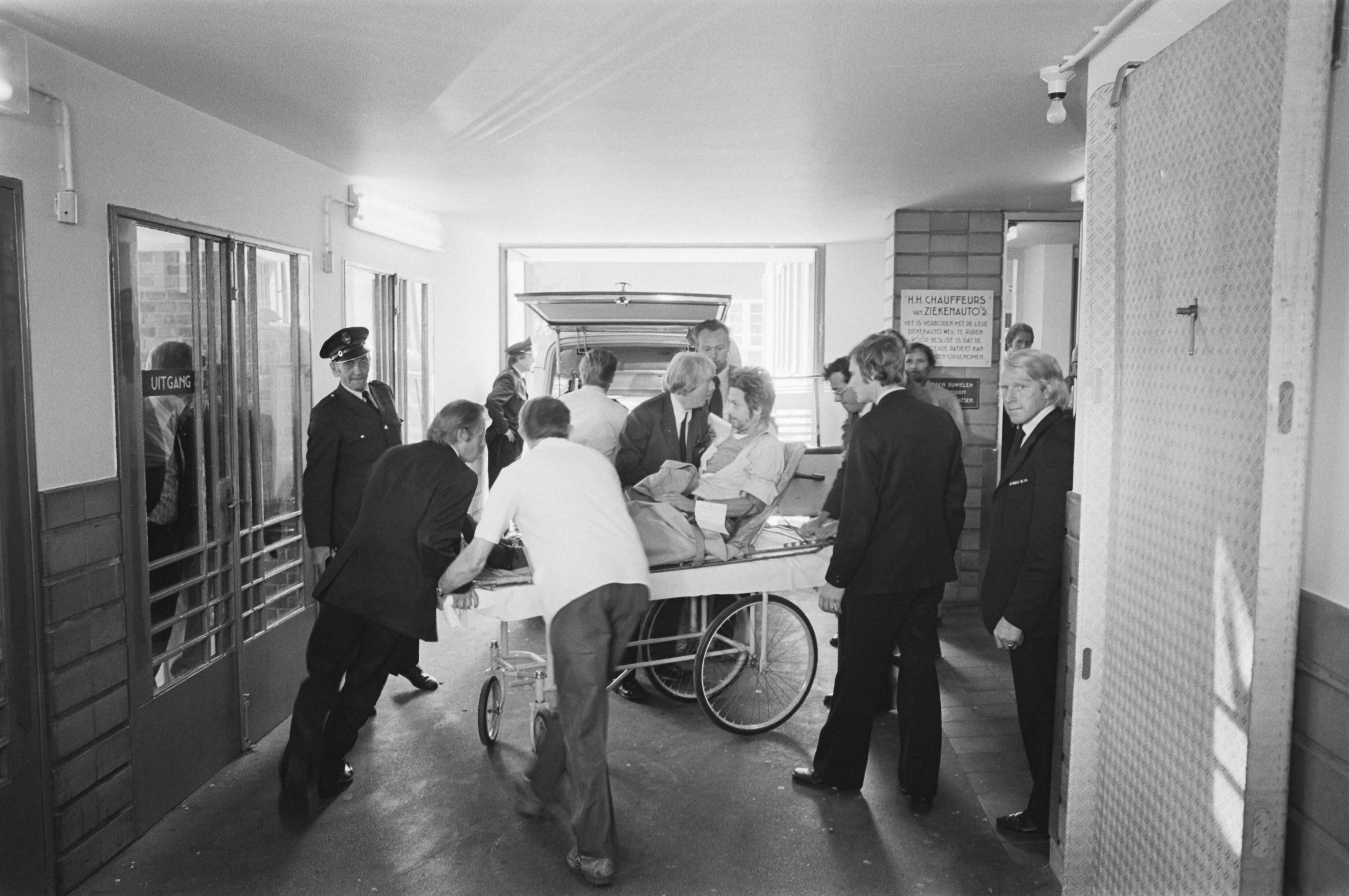 Fotocollectie Anefo — Gijzeling trein bij De Punt ; vrijlaten van de 46-jarige heer Van Hattum , bij aankomst Academisch Ziekenhis Groningen — Foto: Verhoeff, Bert / Anefo. Licentie: Set B: Rechtenvrij / Publiek Domein. Bron: Nationaal Archief. http://hdl.handle.net/10648/ac9d7876-d0b4-102d-bcf8-003048976d84