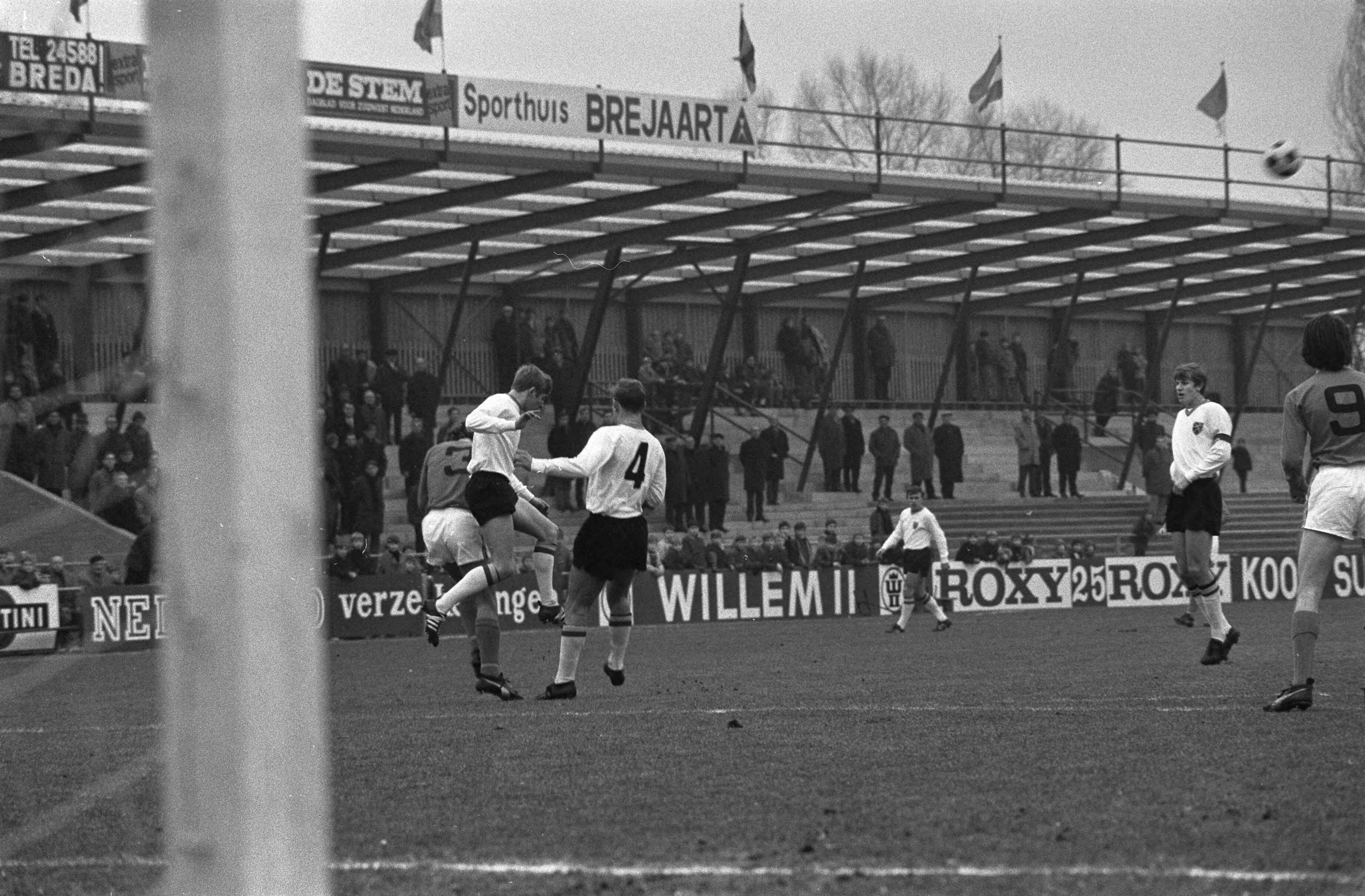 Fotocollectie Anefo — Nederland tegen Belgie Uefa-jeugd 0-1 te Breda. Aktie — Foto: Mieremet, Rob / Anefo. Licentie: Set B: Rechtenvrij / Publiek Domein. Bron: Nationaal Archief. http://hdl.handle.net/10648/ab8b98b4-d0b4-102d-bcf8-003048976d84