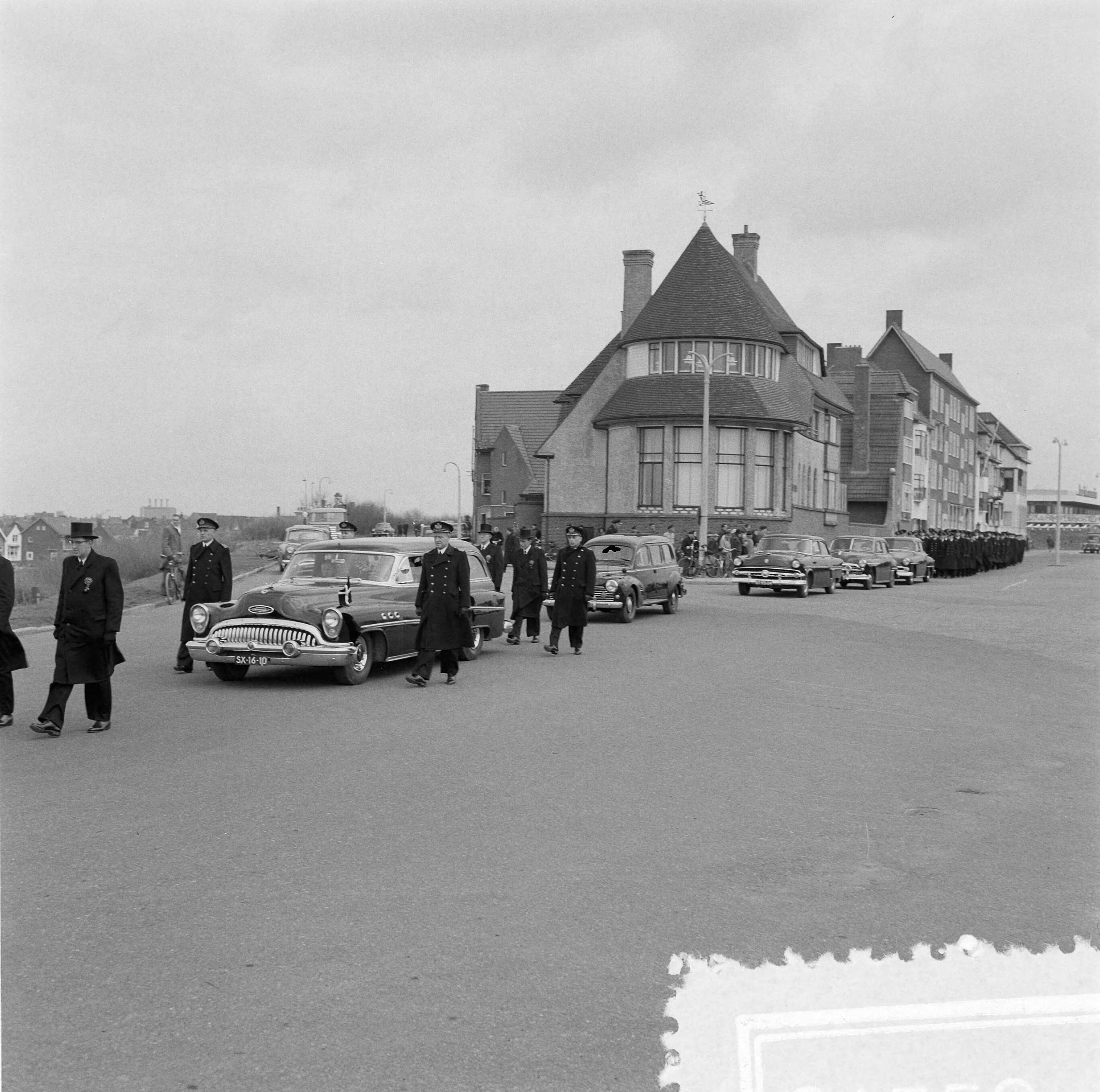 Fotocollectie Anefo — Marvobegrafenis in Vlissingen. Overste C. Greeuw — Foto: Behrens, Herbert F. / Anefo. Licentie: Set B: Rechtenvrij / Publiek Domein. Bron: Nationaal Archief. http://hdl.handle.net/10648/a95b1132-d0b4-102d-bcf8-003048976d84