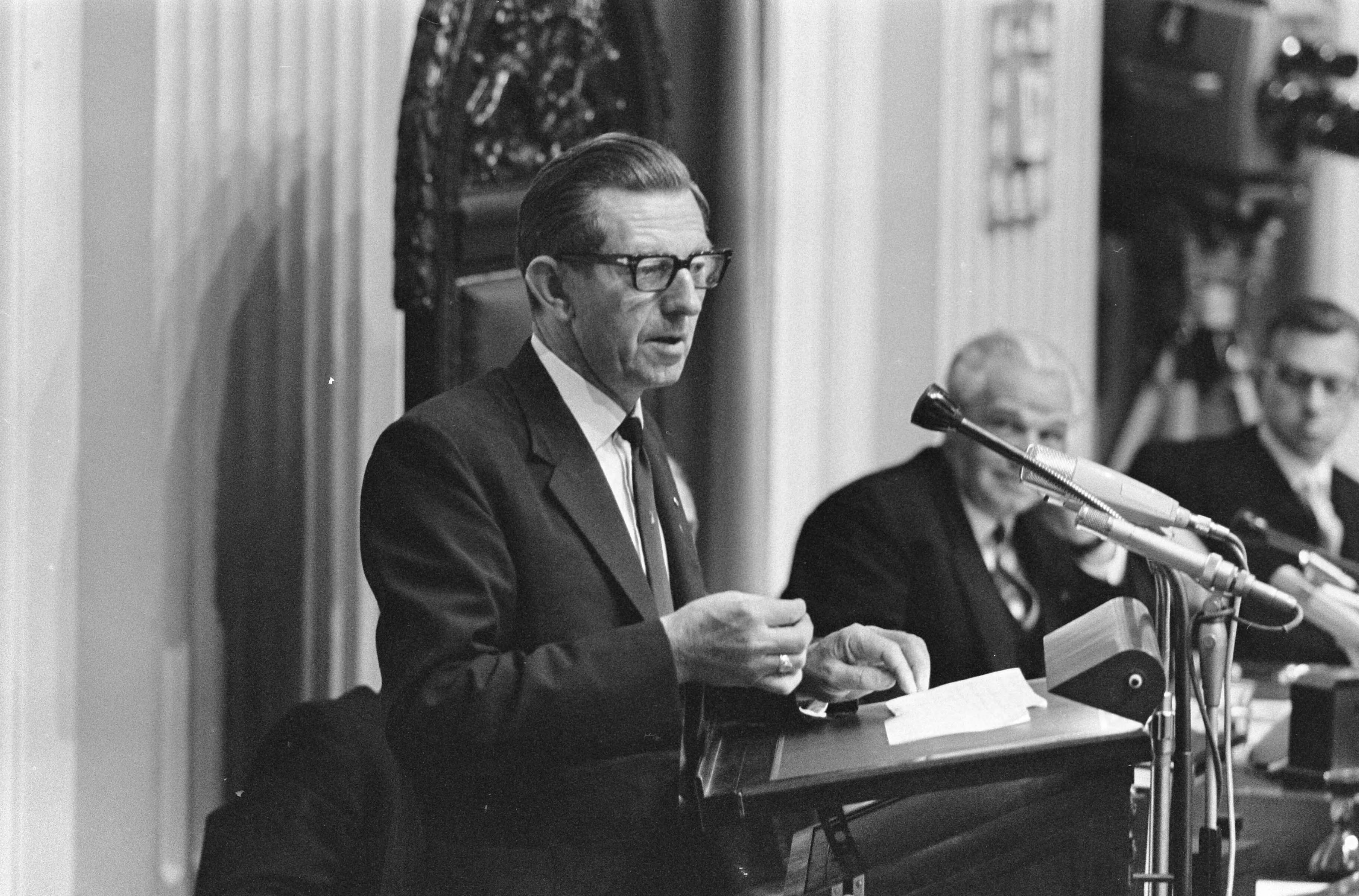 Fotocollectie Anefo — Tweede Kamer in Den Haag; Hendrik Koekoek (Boerenpartij) aan het woord — Foto: Koch, Eric / Anefo. Licentie: Set B: Rechtenvrij / Publiek Domein. Bron: Nationaal Archief. http://hdl.handle.net/10648/aaeee50a-d0b4-102d-bcf8-003048976d84