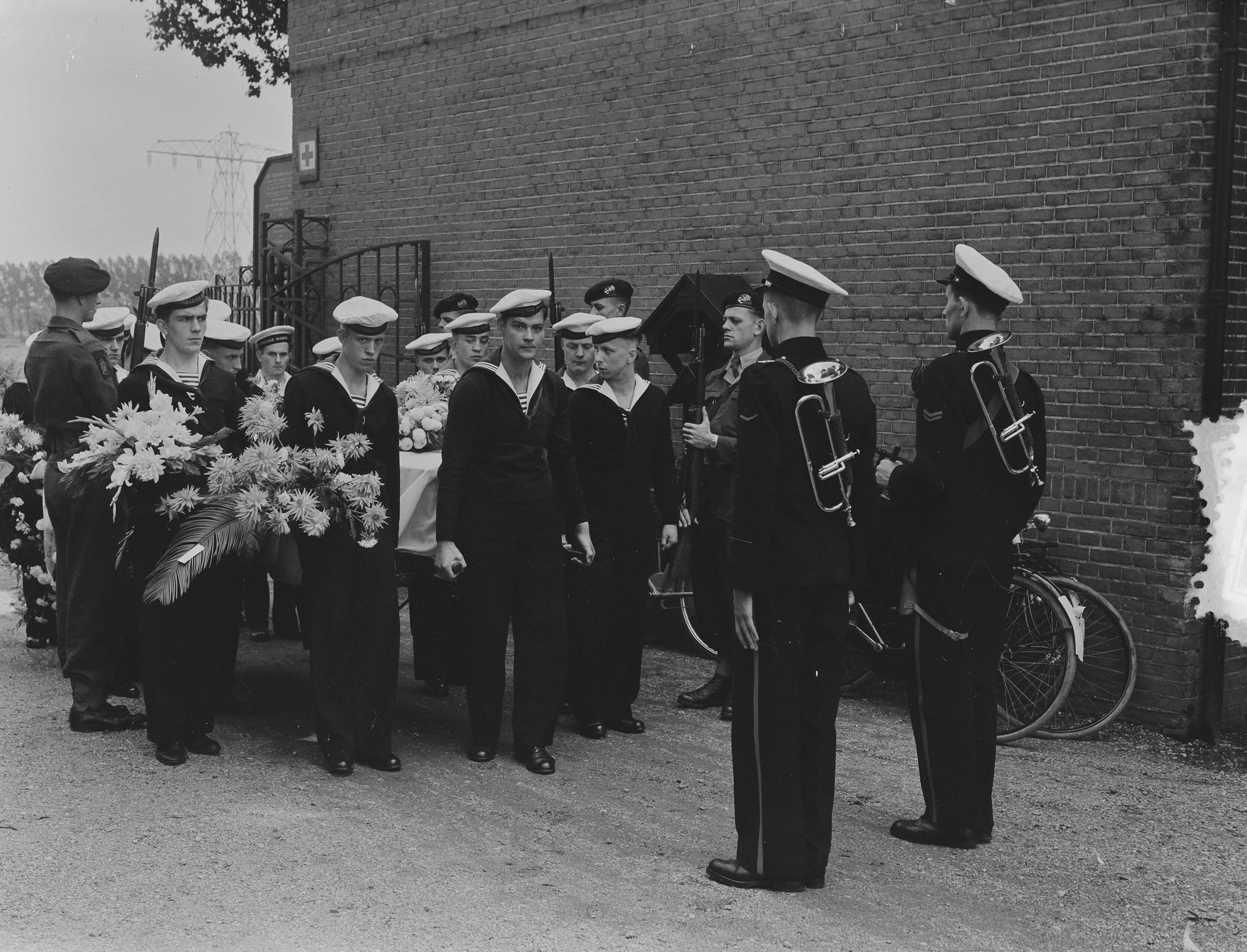 Begrafenis van matroos Albert te Deventer — Foto: Pot, Harry / Anefo. — Licentie: Set B: Rechtenvrij / Publiek Domein. Bron: Nationaal Archief. http://hdl.handle.net/10648/a8ee59a2-d0b4-102d-bcf8-003048976d84