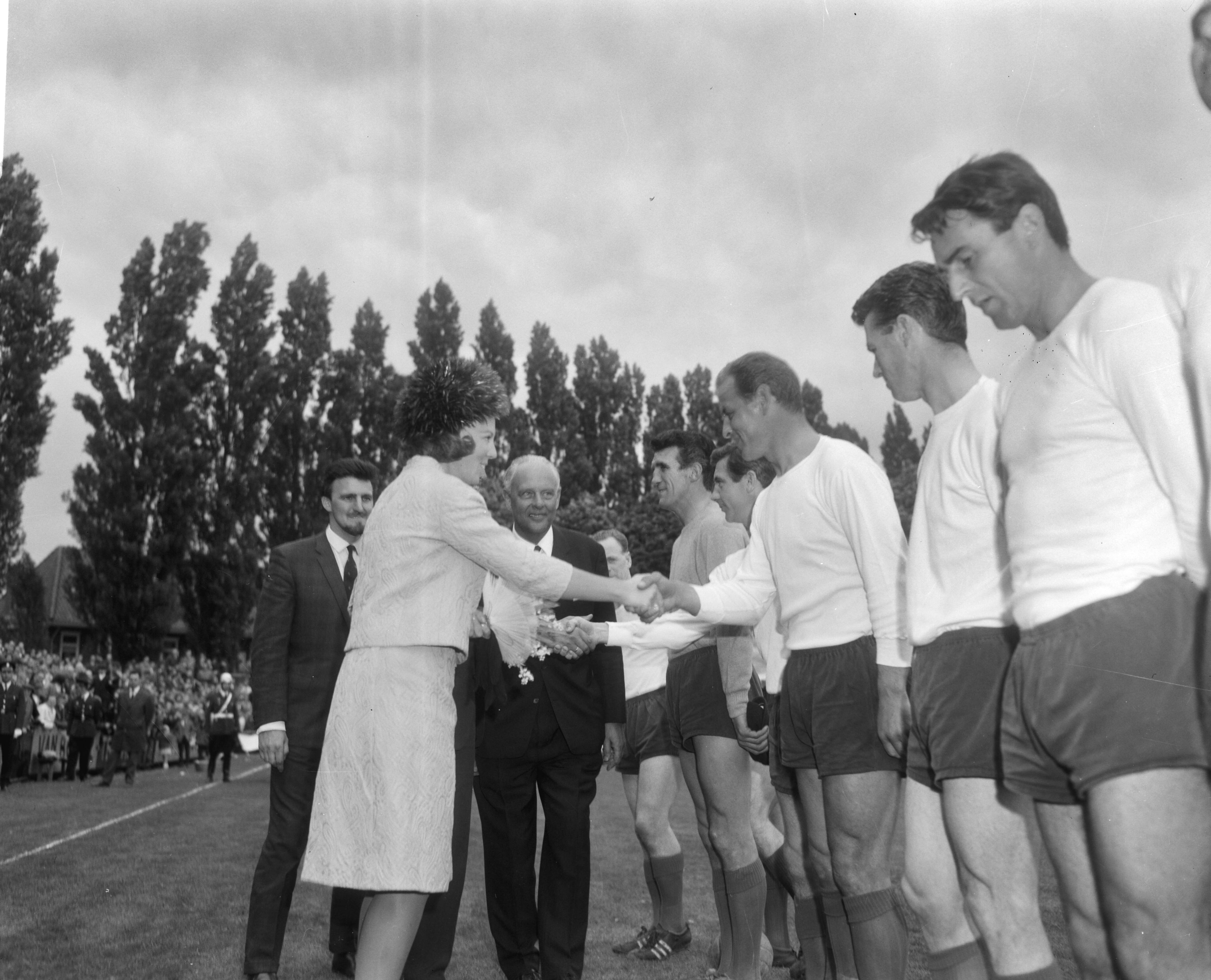 Fotocollectie Anefo — Prinses Beatrix en prins Claus bij voetbalwestrijd Nederland tegen Engeland, oud-internationals te Breda — Foto: Bilsen, Joop van / Anefo. Licentie: Set B: Rechtenvrij / Publiek Domein. Bron: Nationaal Archief. http://hdl.handle.net/10648/aaeb78a2-d0b4-102d-bcf8-003048976d84