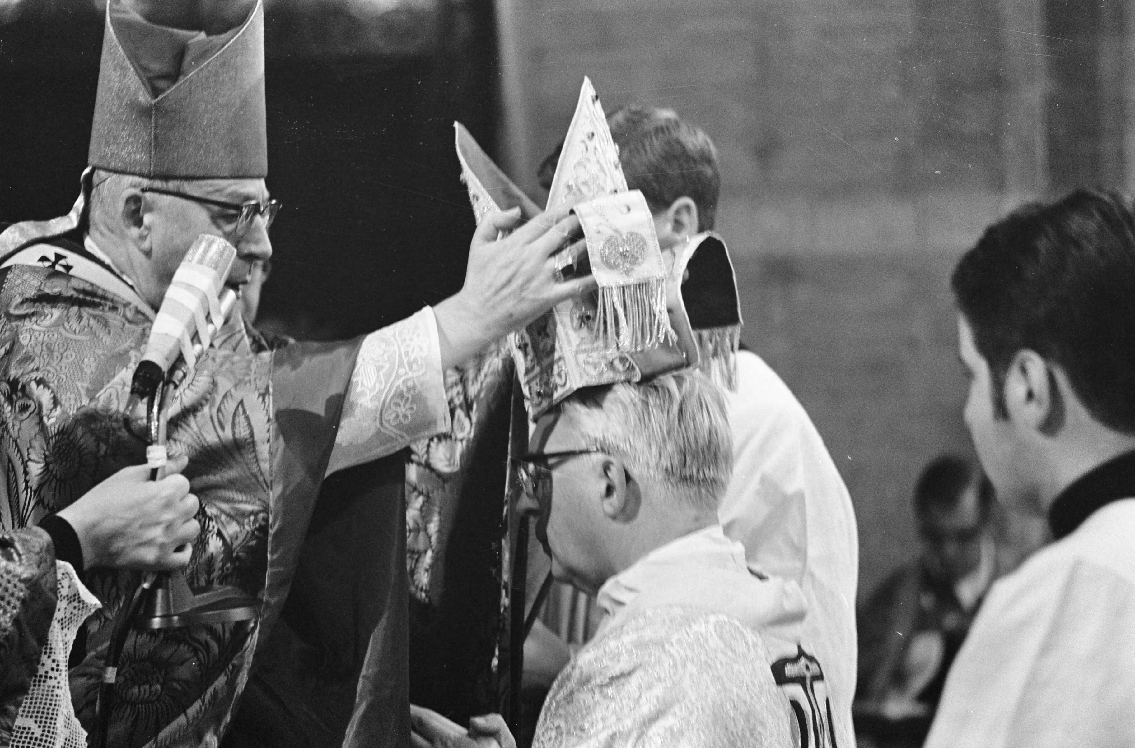 Bisschopswijding van mgr. drs. Th.N.J. Zwartkruis in St. Bavo te Haarlem — Bisschop mgr. drs. Zwartkruis tijdens de inwijding — Foto: Fotograaf Onbekend / Anefo. Licentie: Set B: Rechtenvrij / Publiek Domein. Bron: Nationaal Archief. http://hdl.handle.net/10648/ab0158ac-d0b4-102d-bcf8-003048976d84