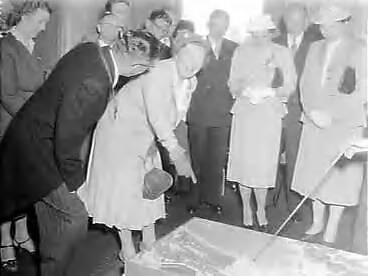 Fotocollectie Anefo — Bezoek van koningin Juliana aan Zaandam — Foto: Pot, Harry / Anefo. Licentie: Set B: Rechtenvrij / Publiek Domein. Bron: Nationaal Archief. http://hdl.handle.net/10648/a95d943e-d0b4-102d-bcf8-003048976d84