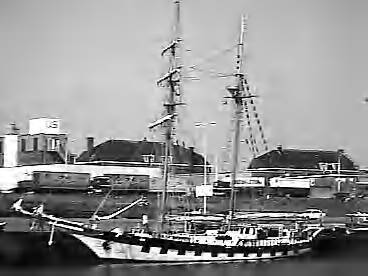 Fotocollectie Rijksvoorlichtingsdienst Eigen — [Zeilschip. Tweemaster] — Foto: Rijksvoorlichtingsdienst (RVD). Licentie: Set B: Rechtenvrij / Publiek Domein. Bron: Nationaal Archief. http://hdl.handle.net/10648/af200190-d0b4-102d-bcf8-003048976d84