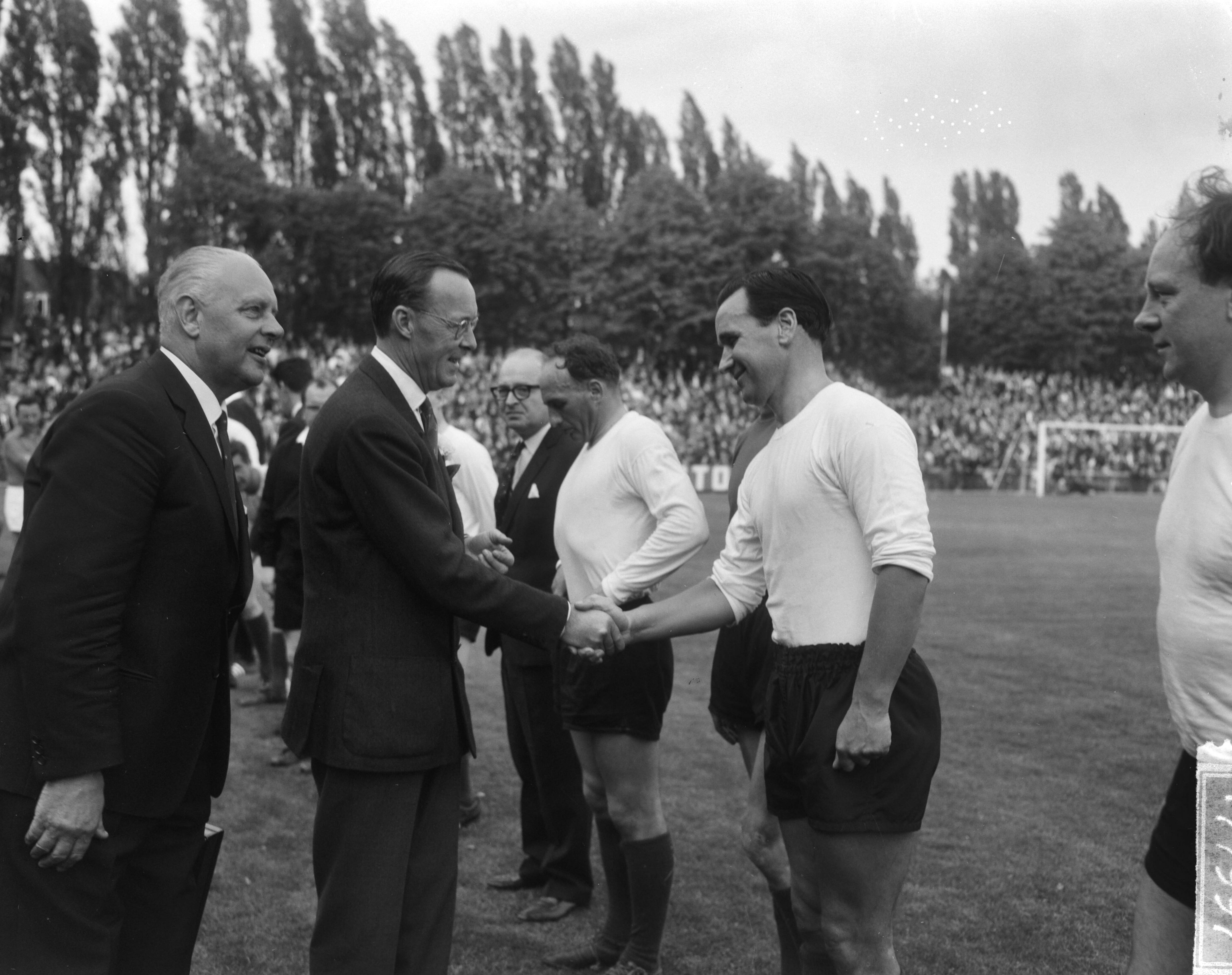 Fotocollectie Anefo — Voetbal. Oud-Internationals Nederland tegen Engeland 6-2, dr. Hans Tetzner stelt de Engelse spelers aan prins Bernhard voor — Foto: Bilsen, Joop van / Anefo. Licentie: Set B: Rechtenvrij / Publiek Domein. Bron: Nationaal Archief. http://hdl.handle.net/10648/aaa9ae40-d0b4-102d-bcf8-003048976d84