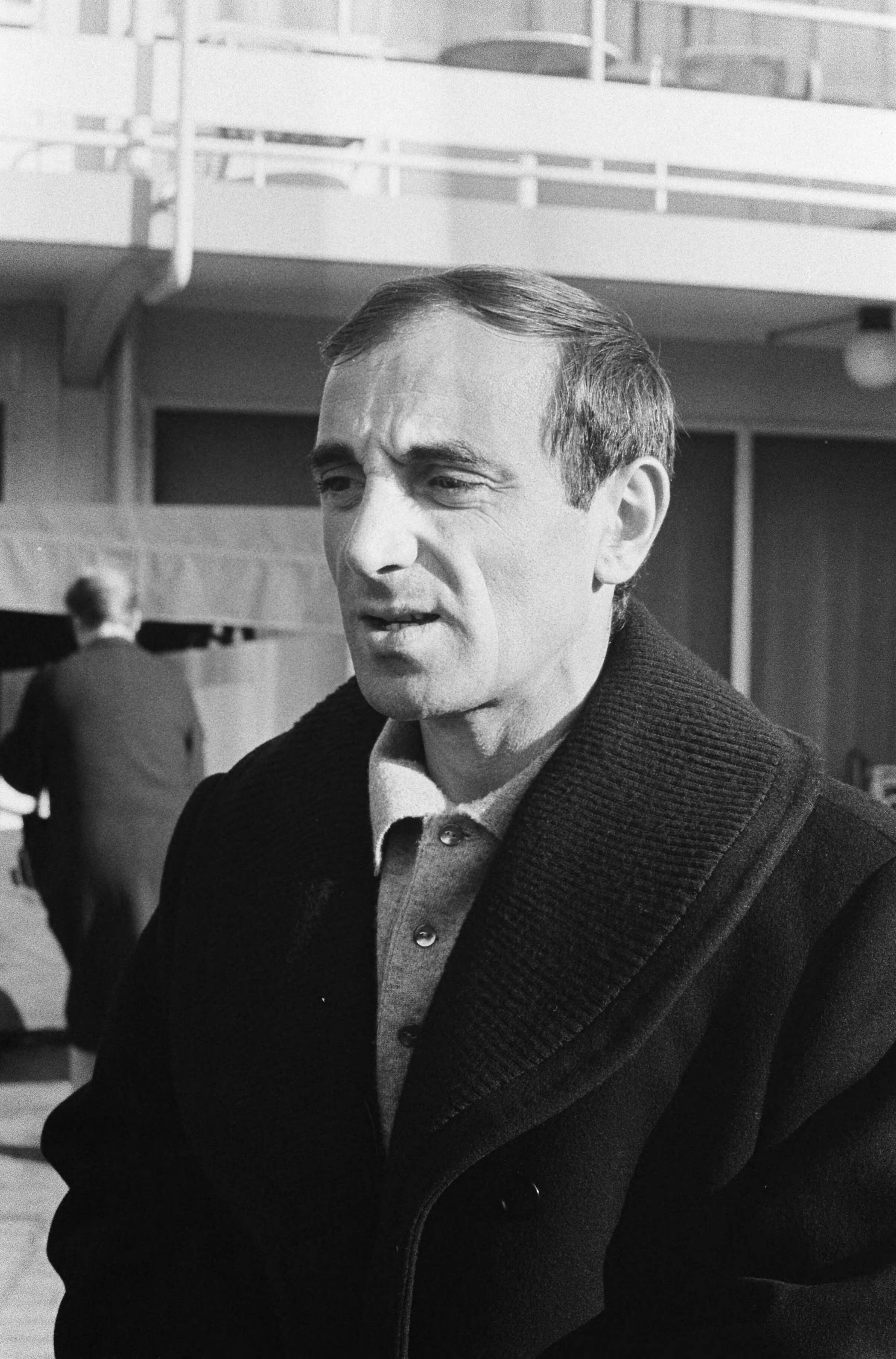 Fotocollectie Anefo — Charles Aznavour geeft een persconferentie in Hotel Gooiland in verband met zijn optreden — Foto: Gelderen, Hugo van / Anefo. Licentie: Set B: Rechtenvrij / Publiek Domein. Bron: Nationaal Archief. http://hdl.handle.net/10648/aa370c00-d0b4-102d-bcf8-003048976d84