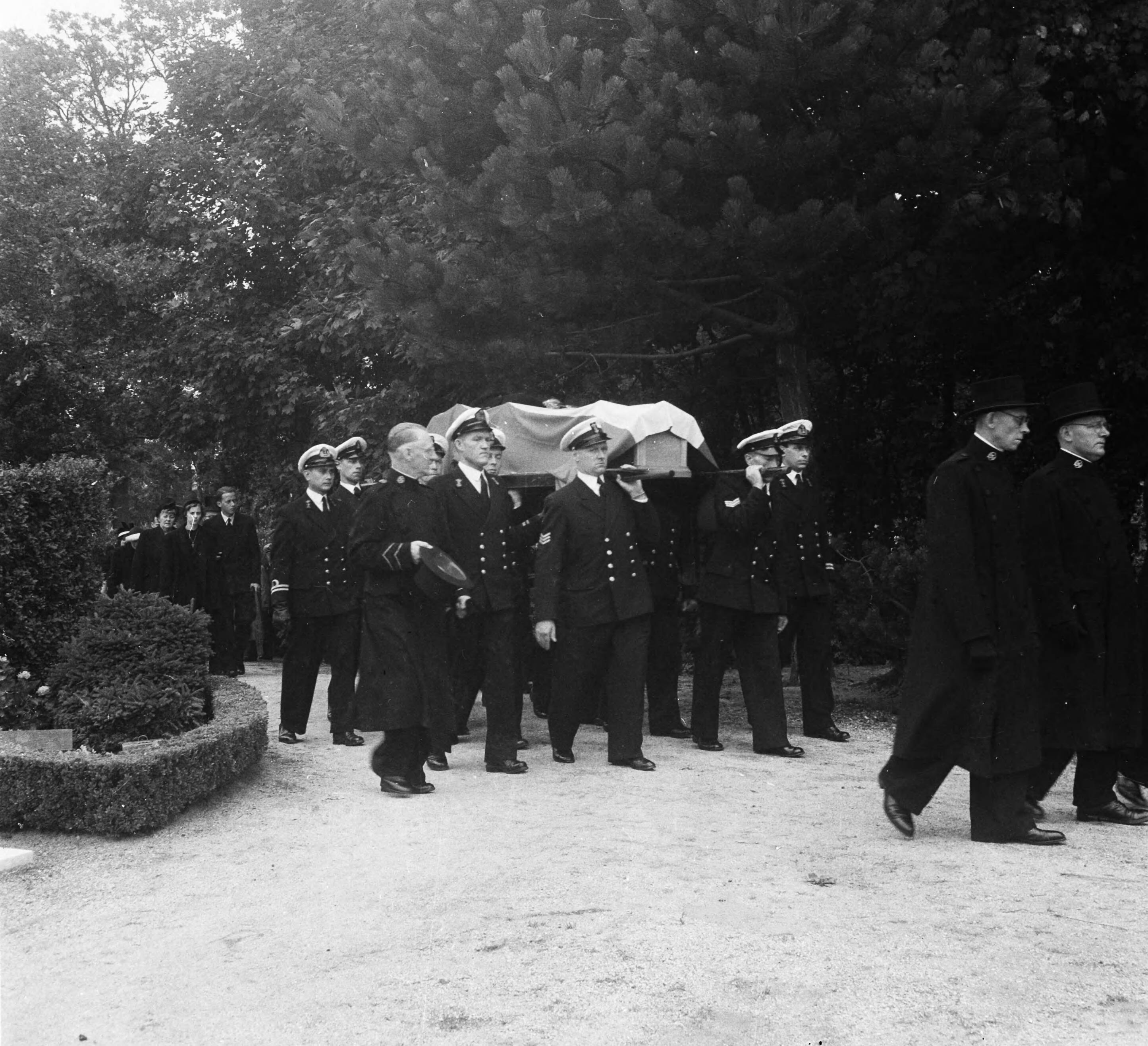 Marine begrafenis van luitenant-ter-zee Van der Werf te Den Haag — Foto: Pot, Harry / Anefo. — Licentie: Set B: Rechtenvrij / Publiek Domein. Bron: Nationaal Archief. http://hdl.handle.net/10648/a8ef0334-d0b4-102d-bcf8-003048976d84