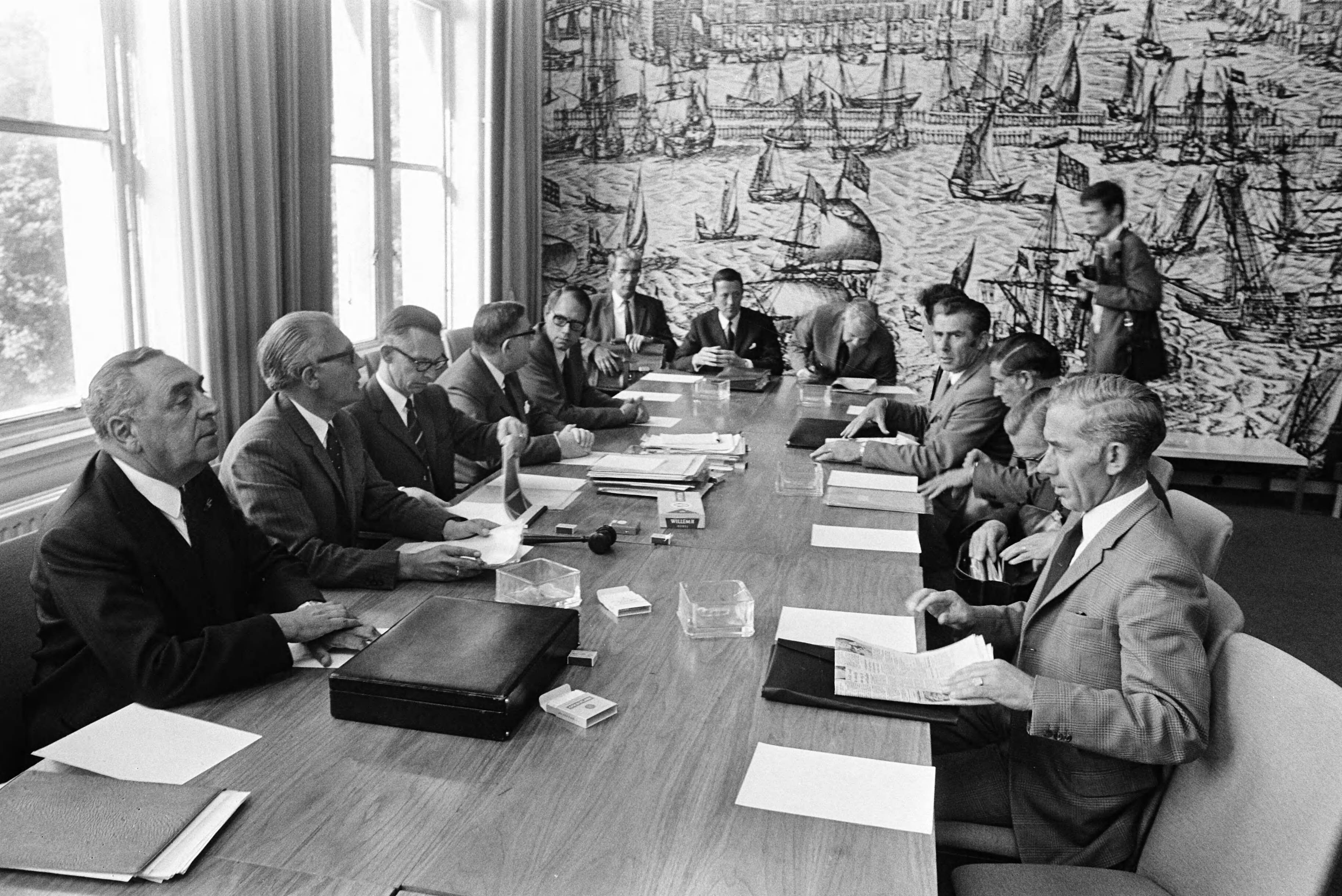 Fotocollectie Anefo — Gesprek van regeringsvertegenwoordigers, bestuur VMF en bestuurders metaalvakbonden over situatie rond Werkspoor, Utrecht in gebouw Economische Zaken te Den Haag ; / — Foto: Verhoeff, Bert / Anefo. Licentie: Set B: Rechtenvrij / Publiek Domein. Bron: Nationaal Archief. http://hdl.handle.net/10648/ab987df4-d0b4-102d-bcf8-003048976d84