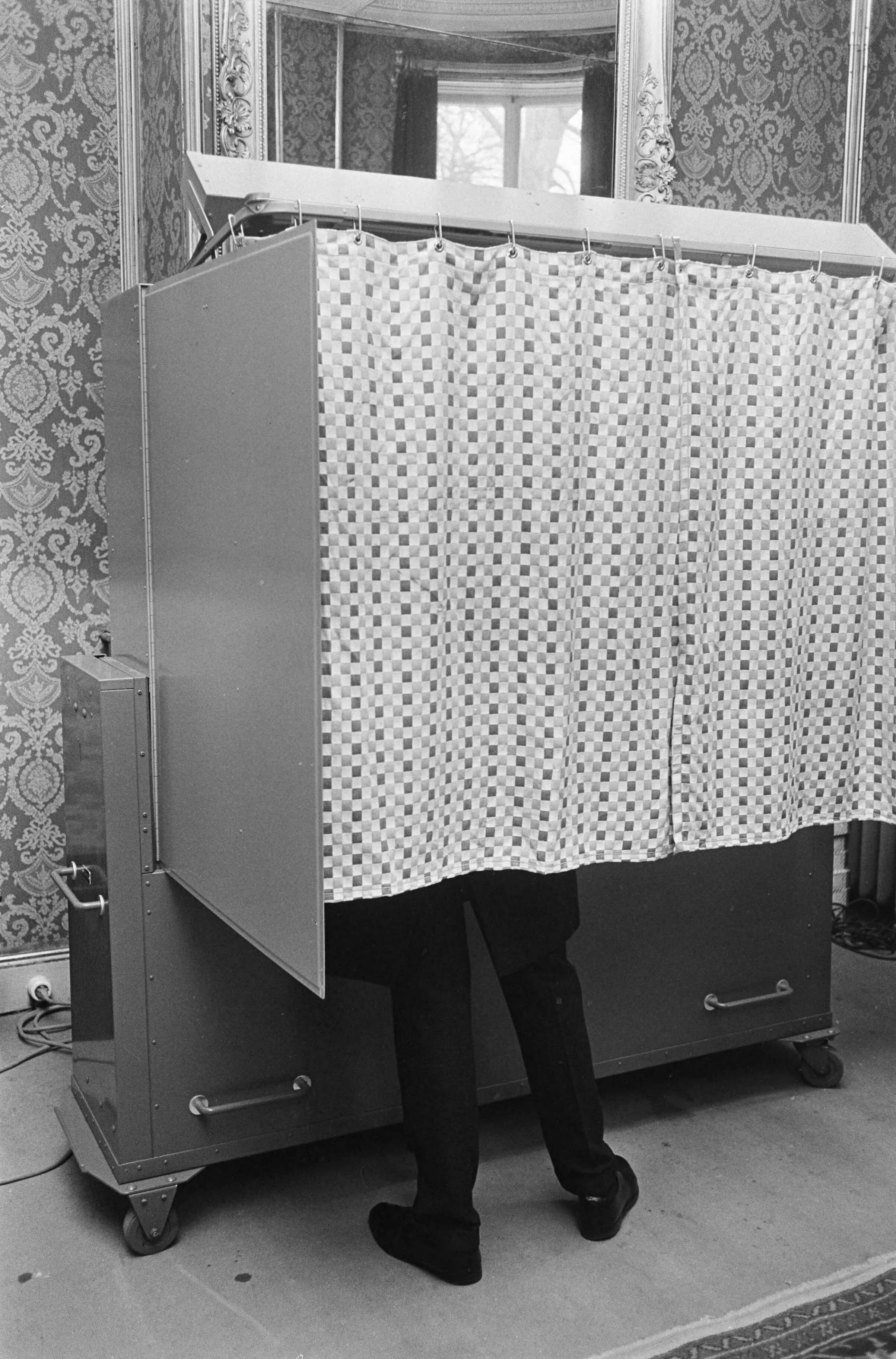 Fotocollectie Anefo — Automatisch stemmen, de machine in Wassenaar in aktie — Foto: Koch, Eric / Anefo. Licentie: Set B: Rechtenvrij / Publiek Domein. Bron: Nationaal Archief. http://hdl.handle.net/10648/aae19332-d0b4-102d-bcf8-003048976d84