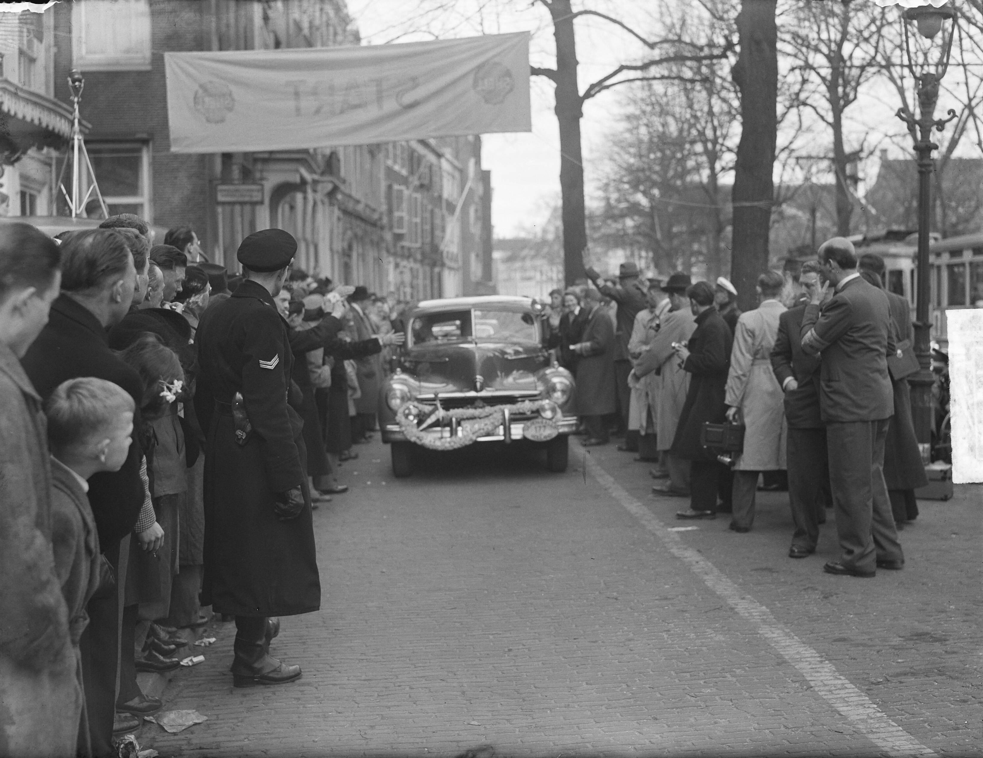 Fotocollectie Anefo — Start Tulpenrallye in Den Haag — Foto: Pot, Harry / Anefo. Licentie: Set B: Rechtenvrij / Publiek Domein. Bron: Nationaal Archief. http://hdl.handle.net/10648/a8d7186e-d0b4-102d-bcf8-003048976d84