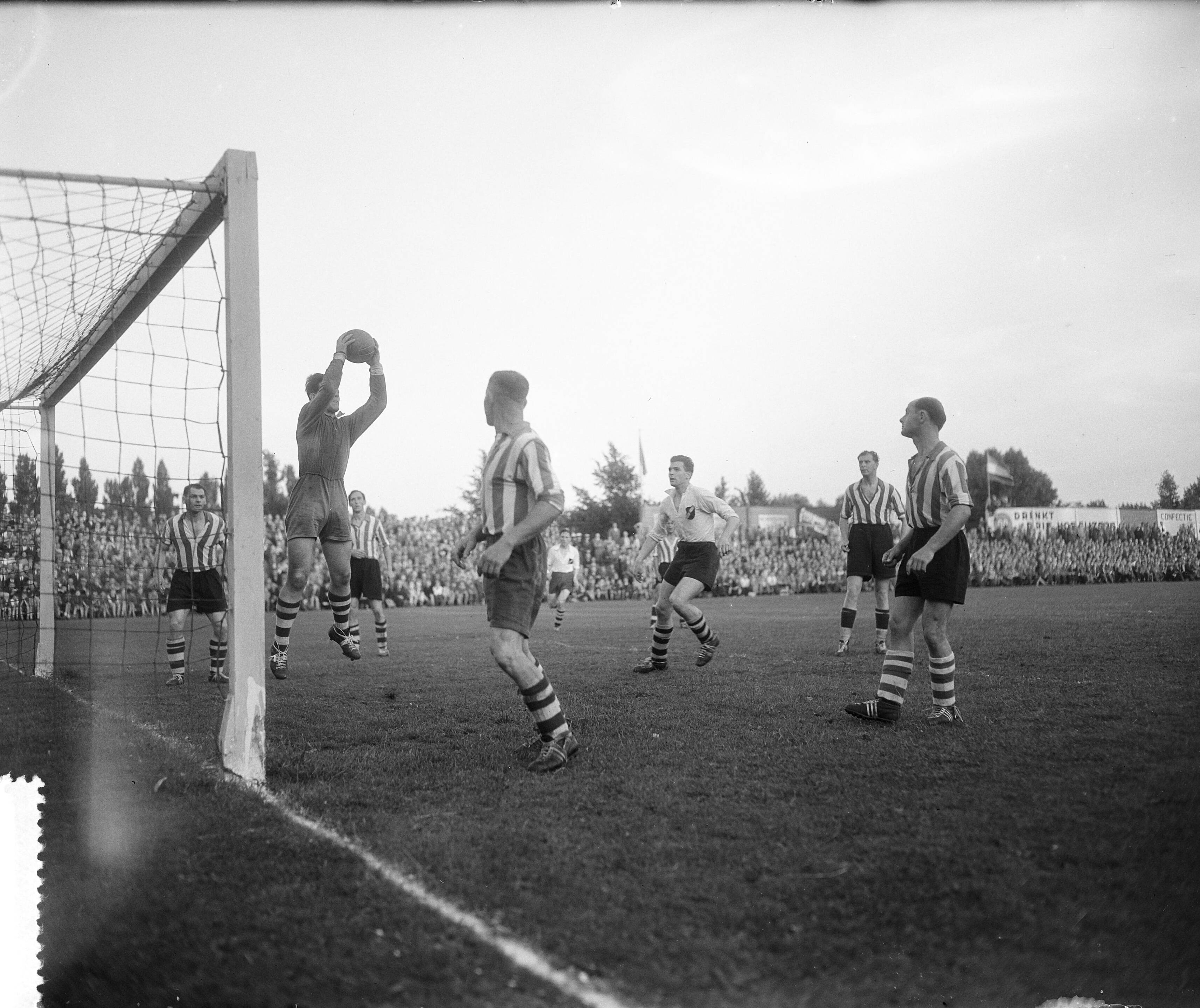 Fotocollectie Anefo — Voetbal. NAC tegen Eindhoven 2-3. Spelmoment — Foto: Rossem, Wim van / Anefo. Licentie: Set B: Rechtenvrij / Publiek Domein. Bron: Nationaal Archief. http://hdl.handle.net/10648/a93805ca-d0b4-102d-bcf8-003048976d84