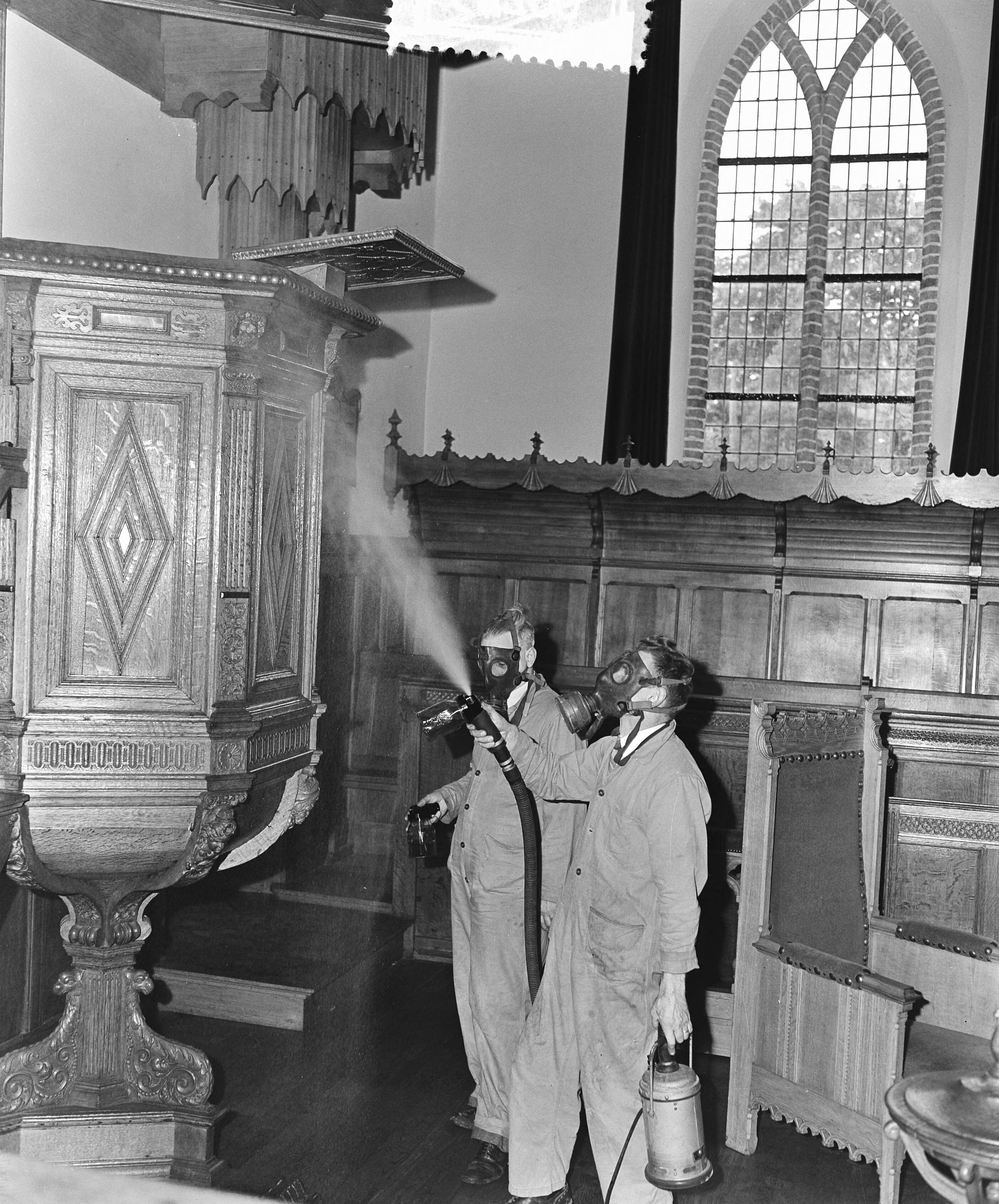 Fotocollectie Anefo — Kerk Blaricum, uitgassen van insecten — Foto: Rossem, Wim van / Anefo. Licentie: Set B: Rechtenvrij / Publiek Domein. Bron: Nationaal Archief. http://hdl.handle.net/10648/a922149a-d0b4-102d-bcf8-003048976d84