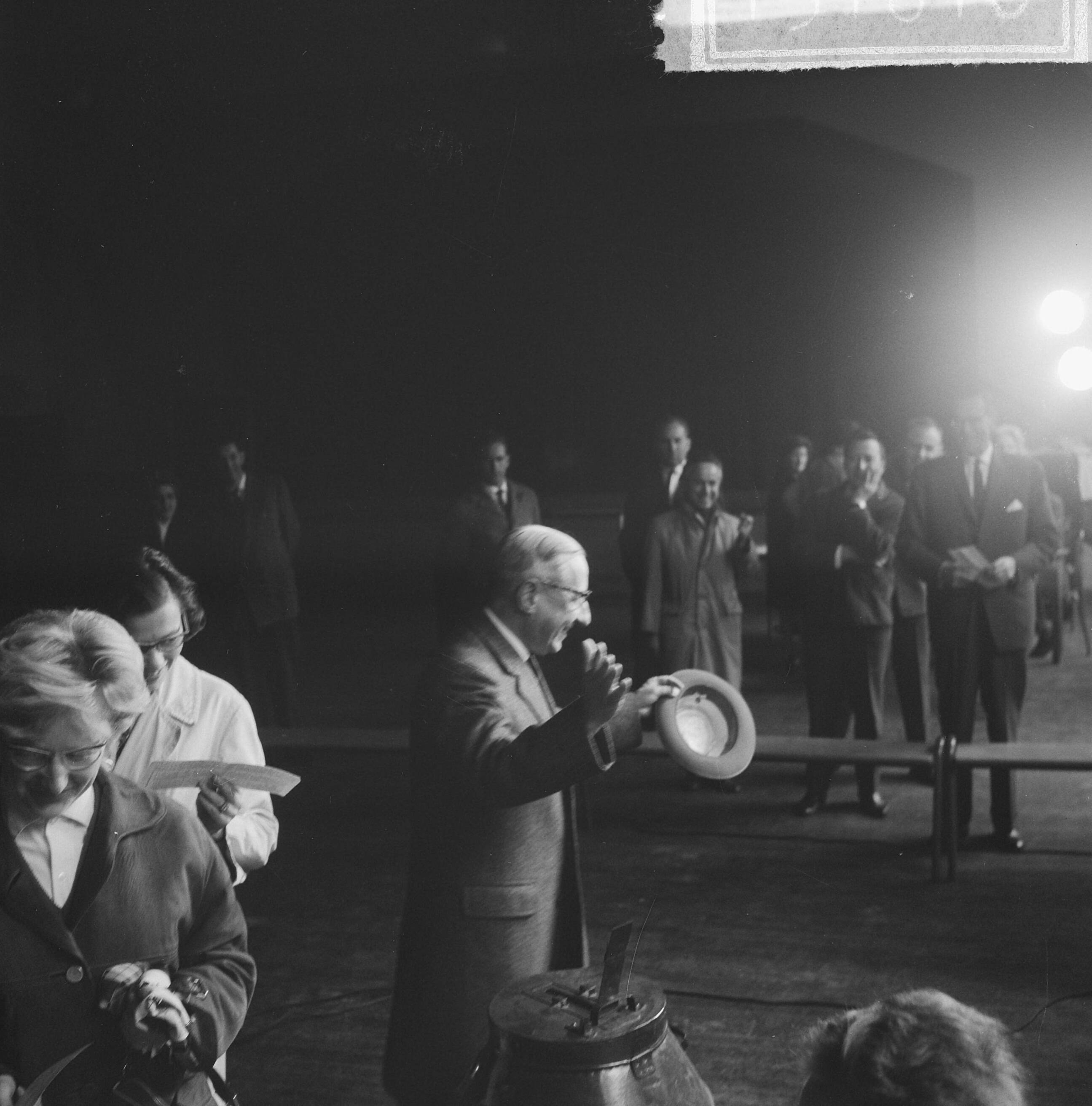 Fotocollectie Anefo — Premier De Quay heeft zijn stem uitgebracht — Foto: Pot, Harry / Anefo. Licentie: Set B: Rechtenvrij / Publiek Domein. Bron: Nationaal Archief. http://hdl.handle.net/10648/aa36d2c6-d0b4-102d-bcf8-003048976d84