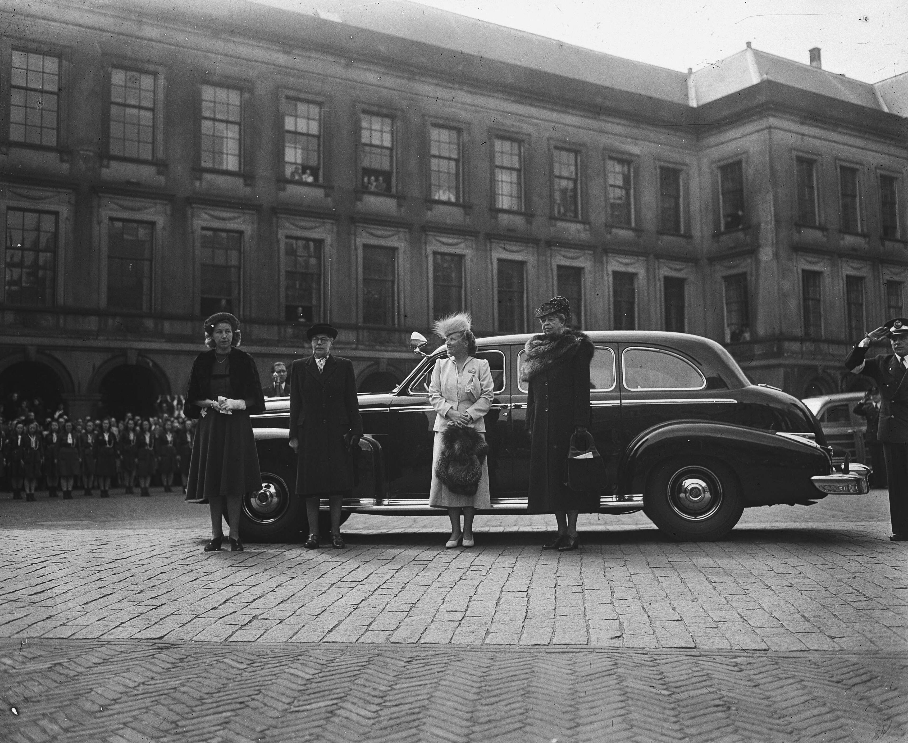 Fotocollectie Anefo — Mevrouw Roosevelt in Den Haag met prinses Juliana. Bij aankomst op het Binnenhof — Foto: Noske, J.D. / Anefo. Licentie: Set B: Rechtenvrij / Publiek Domein. Bron: Nationaal Archief. http://hdl.handle.net/10648/a8b55aee-d0b4-102d-bcf8-003048976d84