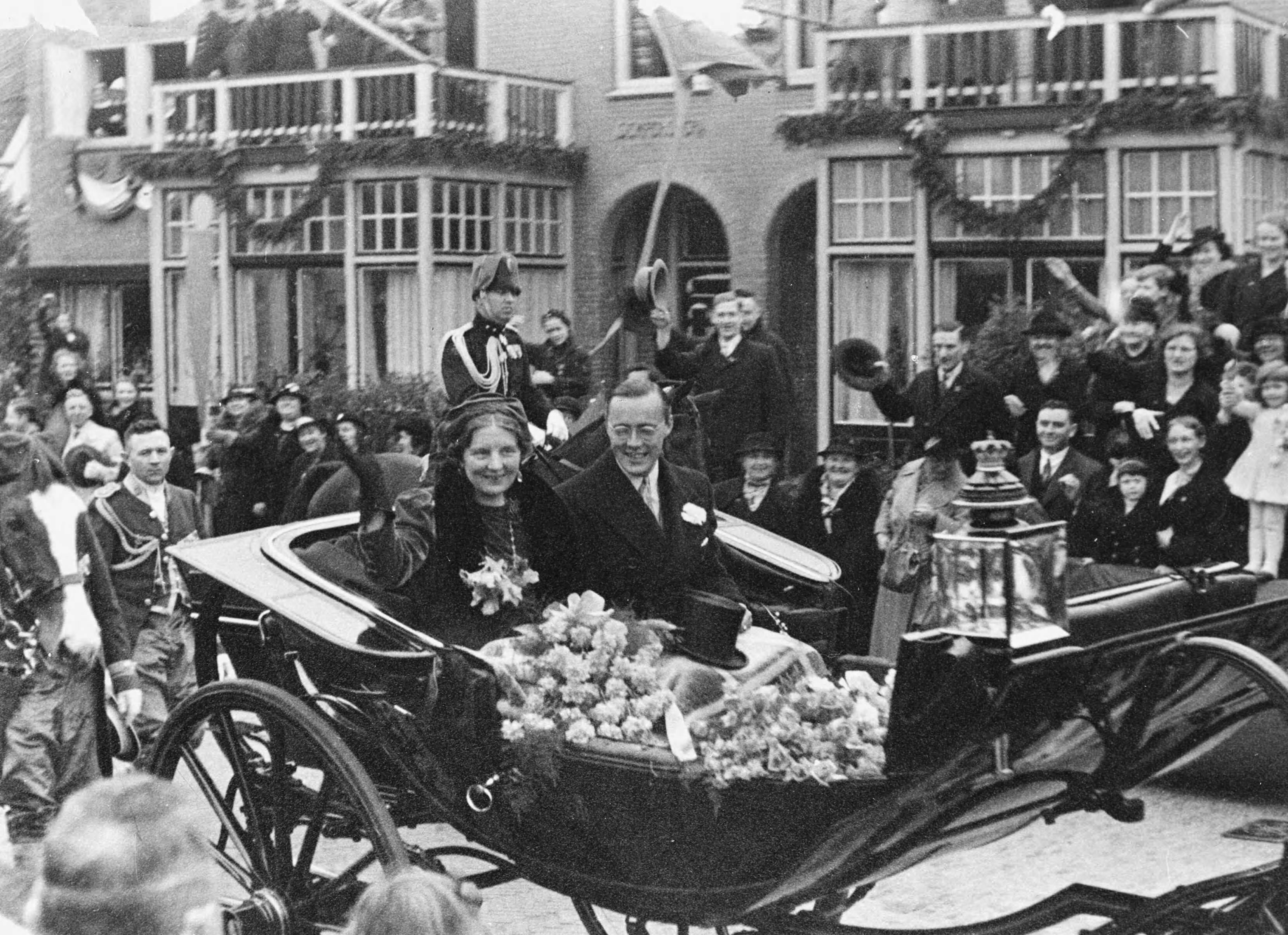 Fotocollectie RVD / Koninklijk Huis — Prinses Juliana en prins Bernhard. Intocht te Baarn na de huwelijksreis, 14-04-1937 — Foto: Rousel (repro) / RVD. Licentie: Set B: Rechtenvrij / Publiek Domein. Bron: Nationaal Archief. http://hdl.handle.net/10648/afb5db20-d0b4-102d-bcf8-003048976d84