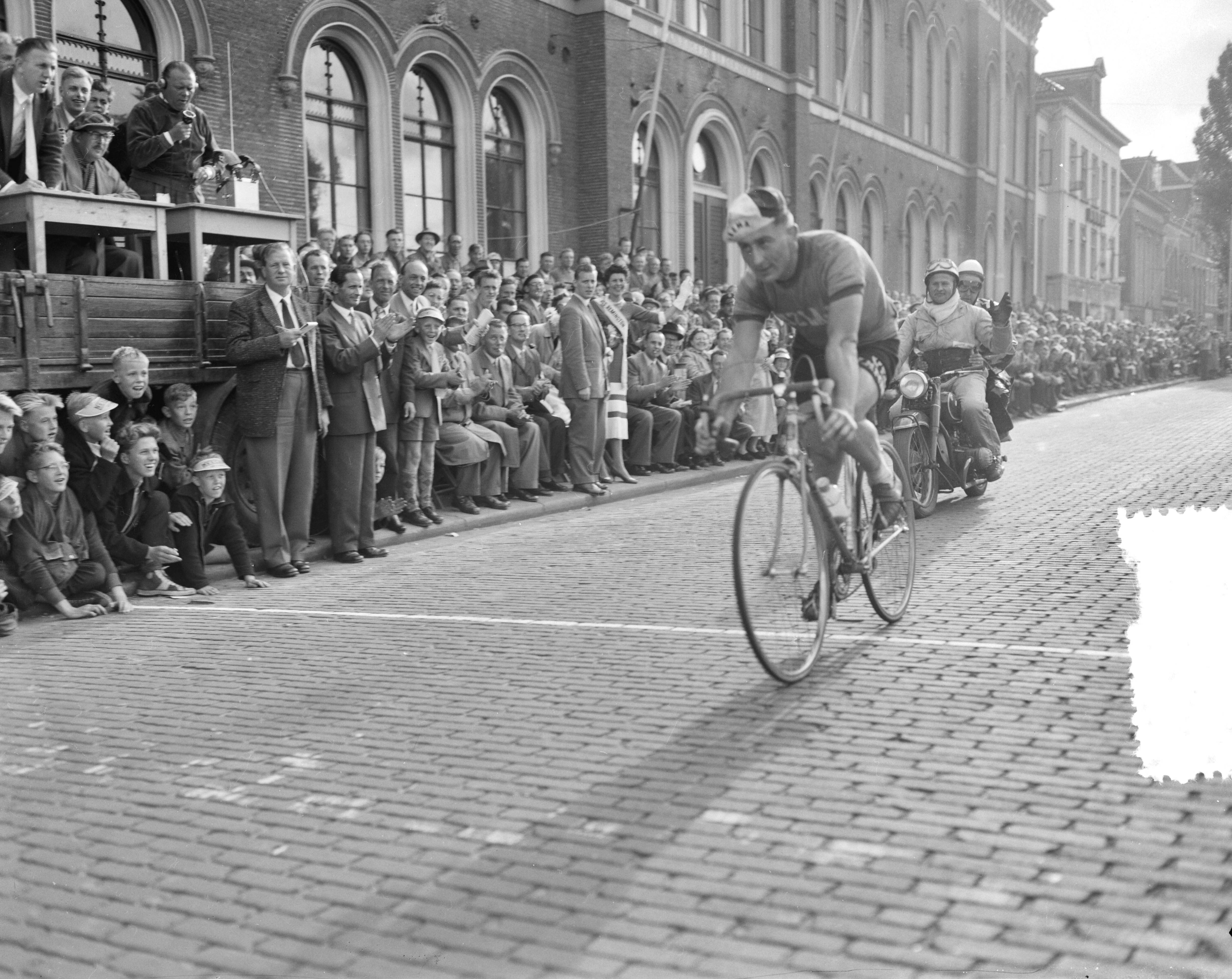 Fotocollectie Anefo — Ronde van Nederland. 2e etappe Steenwijkerwold-Leeuwarden. Finish van etappewinnaar Willy Vannitsen (België) — Foto: Bilsen, Joop van / Anefo. Licentie: Set B: Rechtenvrij / Publiek Domein. Bron: Nationaal Archief. http://hdl.handle.net/10648/a94cfc46-d0b4-102d-bcf8-003048976d84
