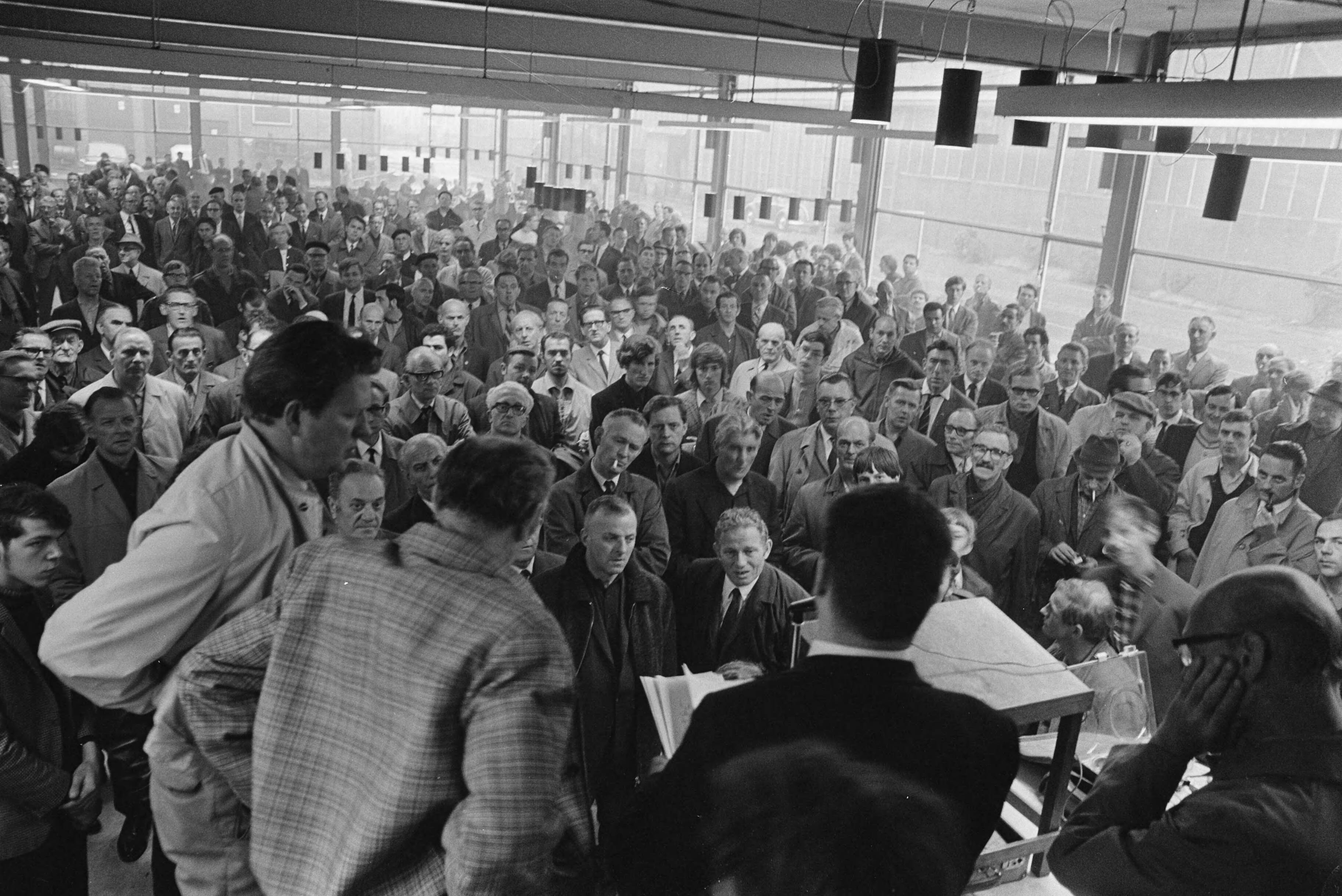 Fotocollectie Anefo — Arbeiders staken bij Werkspoor, Utrecht; P. Jaspers , links ondernemingsraad, spreekt arbeiders toe bij Werkspoor, na bezoek aan Den Haag — Foto: Evers, Joost / Anefo. Licentie: Set B: Rechtenvrij / Publiek Domein. Bron: Nationaal Archief. http://hdl.handle.net/10648/ab9847ee-d0b4-102d-bcf8-003048976d84