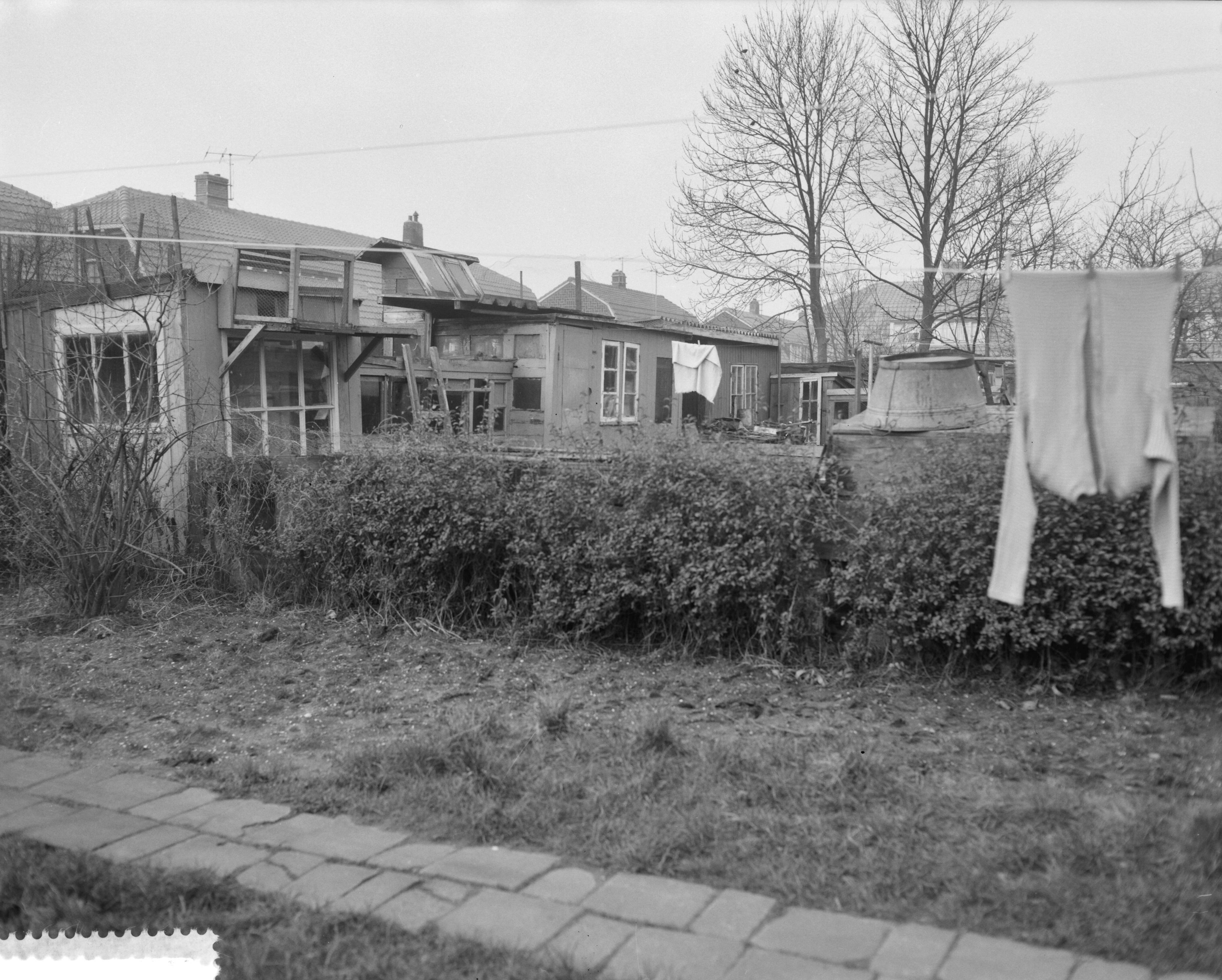 Fotocollectie Anefo — Sanering Tuindorp Oostzaan, overzicht oude toestand — Foto: Bilsen, Joop van / Anefo. Licentie: Set B: Rechtenvrij / Publiek Domein. Bron: Nationaal Archief. http://hdl.handle.net/10648/a9ca64b0-d0b4-102d-bcf8-003048976d84