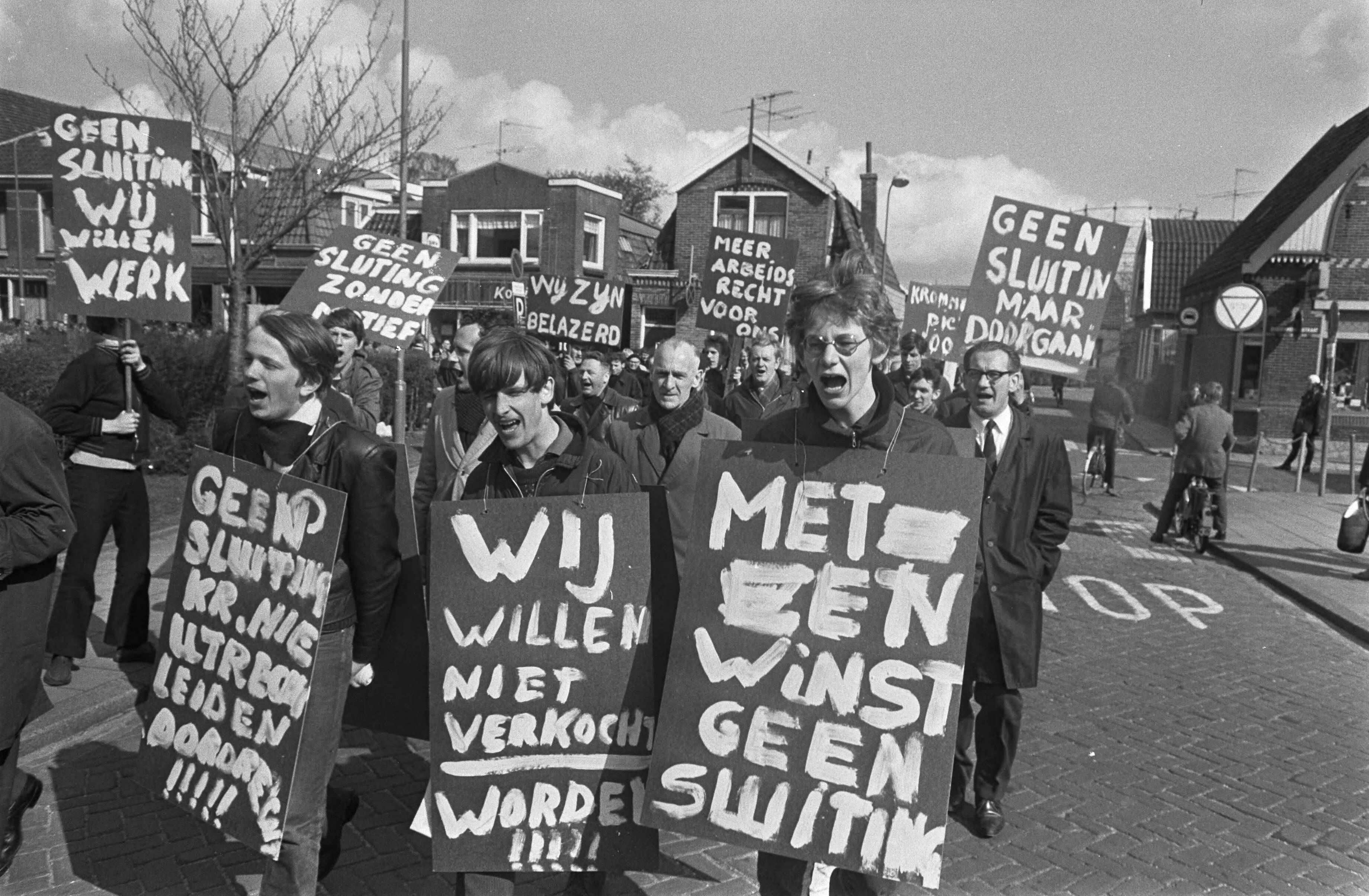 Fotocollectie Anefo — Arbeiders demonstreren tegen de voorgenomen sluiting van fabriek van Thomassen en Drijver Verblifa jeugdige demonstranten met borden — Foto: Evers, Joost / Anefo. Licentie: Set B: Rechtenvrij / Publiek Domein. Bron: Nationaal Archief. http://hdl.handle.net/10648/ab65d3a4-d0b4-102d-bcf8-003048976d84