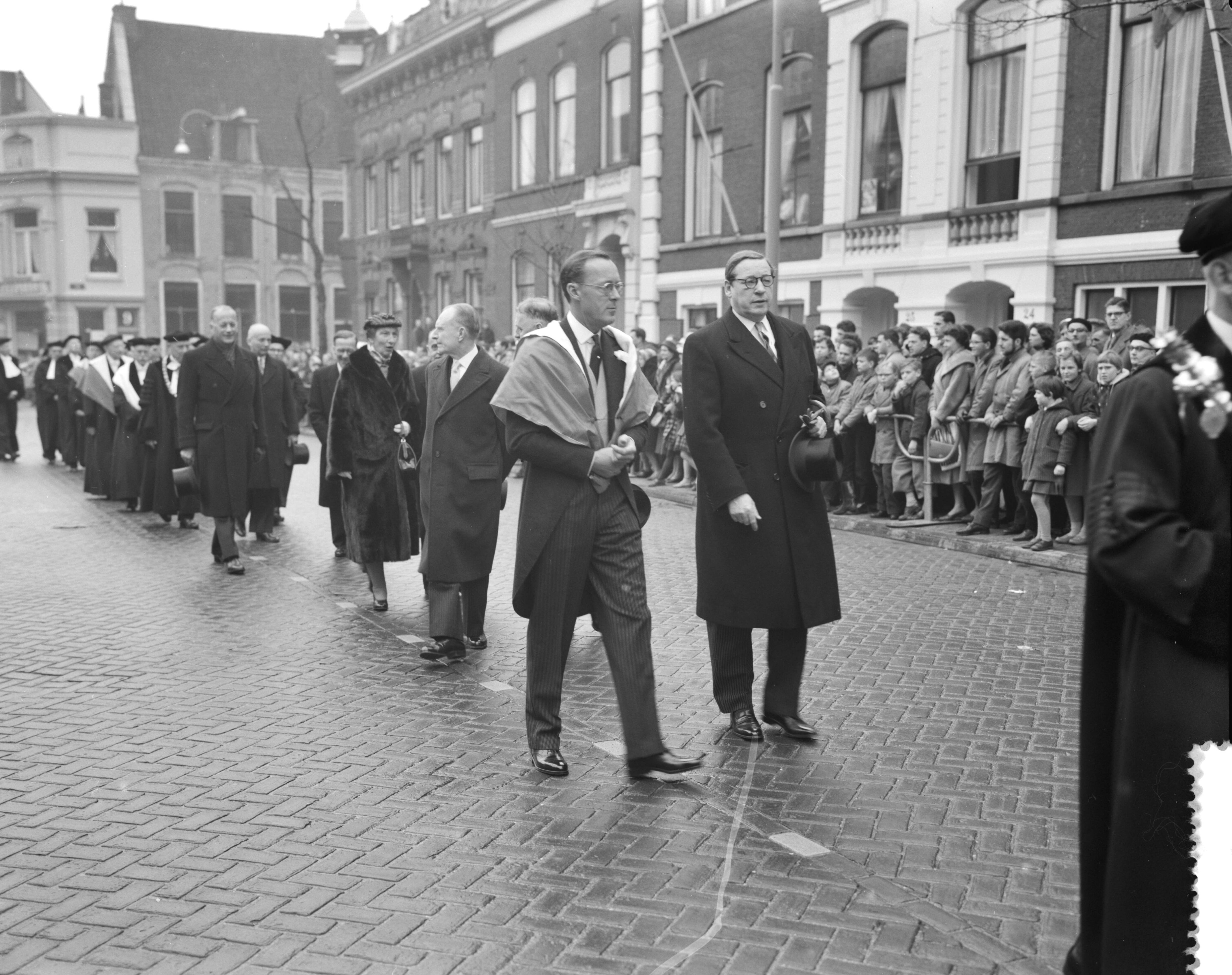 Fotocollectie Anefo — Diesviering van de Rijksuniversiteit te Utrecht, Prins Bernhard in de stoet van hoogleraren naar de Domkerk, naast de prins de Commissaris der Koningin in Utrecht, C.Th.E. graaf van Lynden van Sandenburg — Foto: Rossem, Wim van / Anefo. Licentie: Set B: Rechtenvrij / Publiek Domein. Bron: Nationaal Archief. http://hdl.handle.net/10648/a9aaf404-d0b4-102d-bcf8-003048976d84
