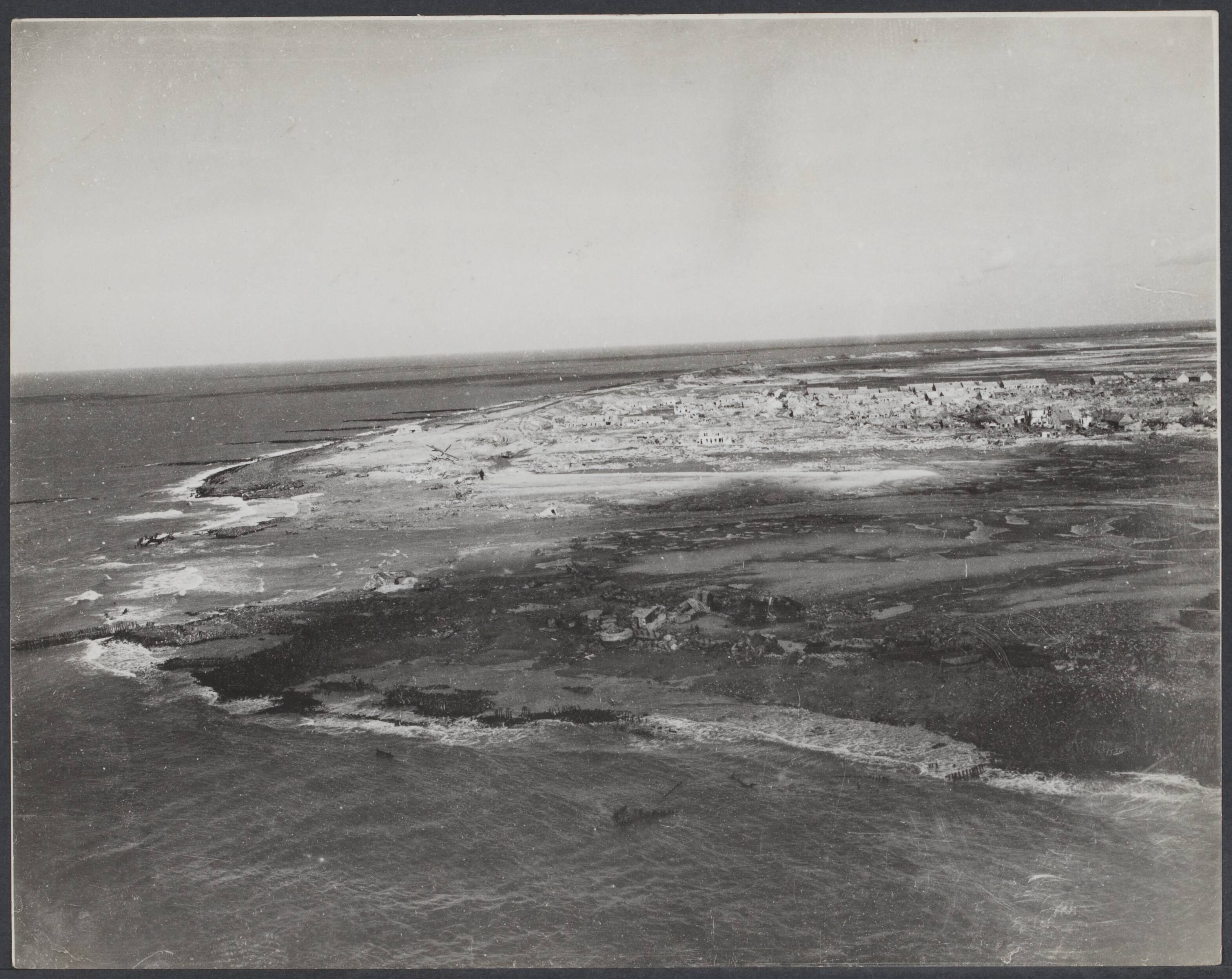 Westkapelle. Raid op de wijk van - 1944 — An aerial view showing the breach in the dyke at Westkapelle made by the R.A.F. The passage of water from the sea can be cleraly seen — Foto: New York Times / Rechtenvrij. Licentie: Set B: Rechtenvrij / Publiek Domein. Bron: Nationaal Archief. http://hdl.handle.net/10648/76399c78-f91b-4770-ef71-630e4cdceb1f