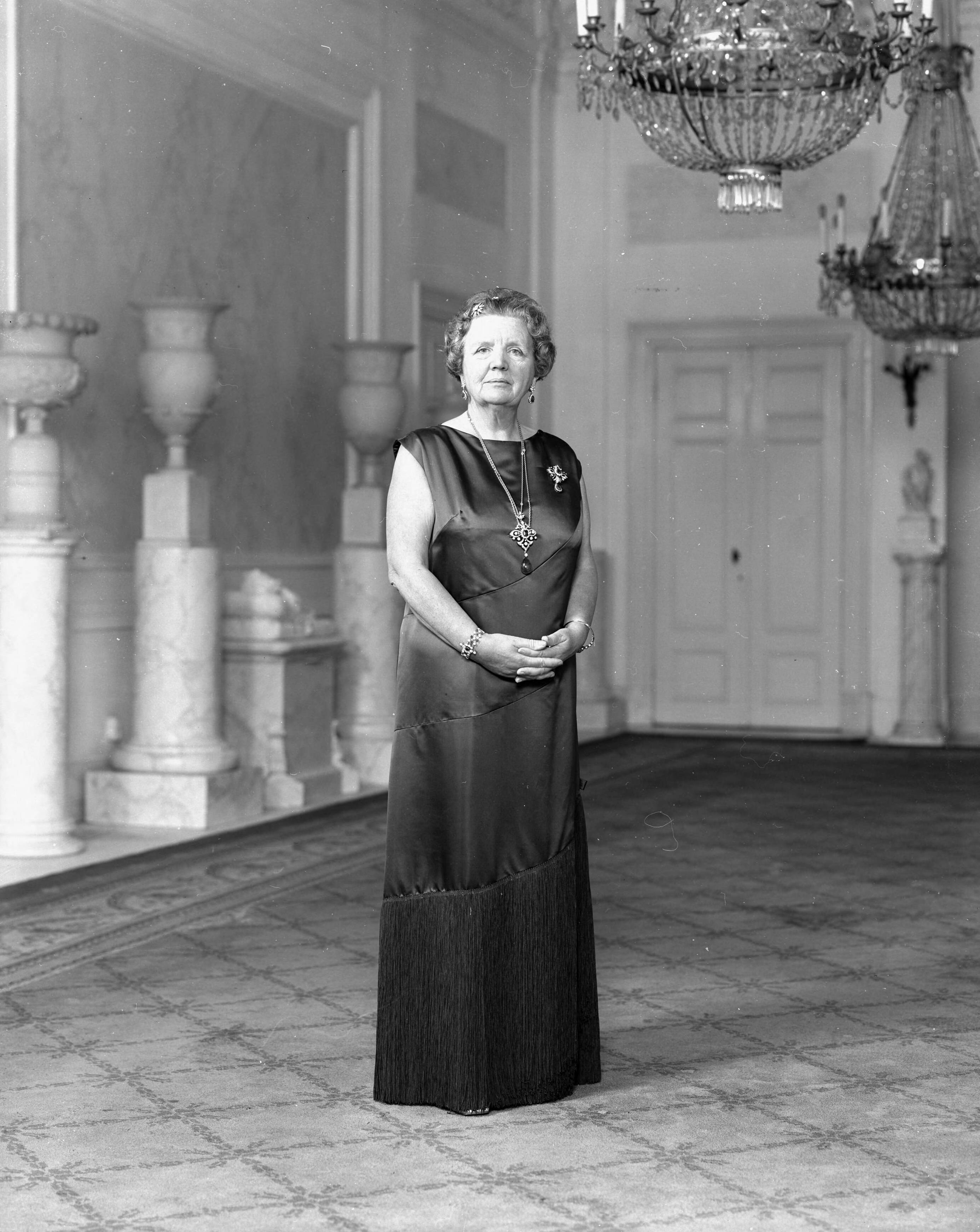 Fotocollectie RVD / Koninklijk Huis — Koningin Juliana, staande in paleis Soestdijk, 1971 — Foto: Koot, Max / RVD. Licentie: Set B: Rechtenvrij / Publiek Domein. Bron: Nationaal Archief. http://hdl.handle.net/10648/afb482b6-d0b4-102d-bcf8-003048976d84