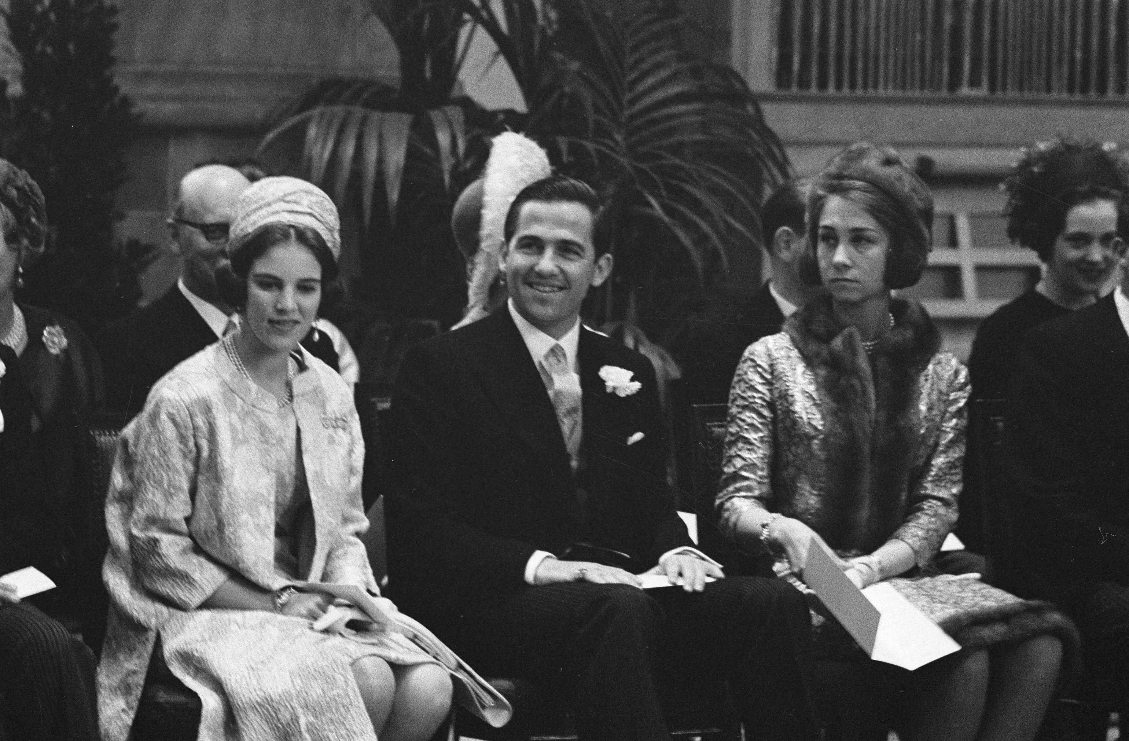 Huwelijk prins Karl von Hessen en gravin Yvonne Szapary in Den Haag — Koning Constantijn en koningin Anne-Marie van Griekenland in de kerk — Foto: Fotograaf Onbekend / Anefo. Licentie: Set B: Rechtenvrij / Publiek Domein. Bron: Nationaal Archief. http://hdl.handle.net/10648/aae5ffc6-d0b4-102d-bcf8-003048976d84