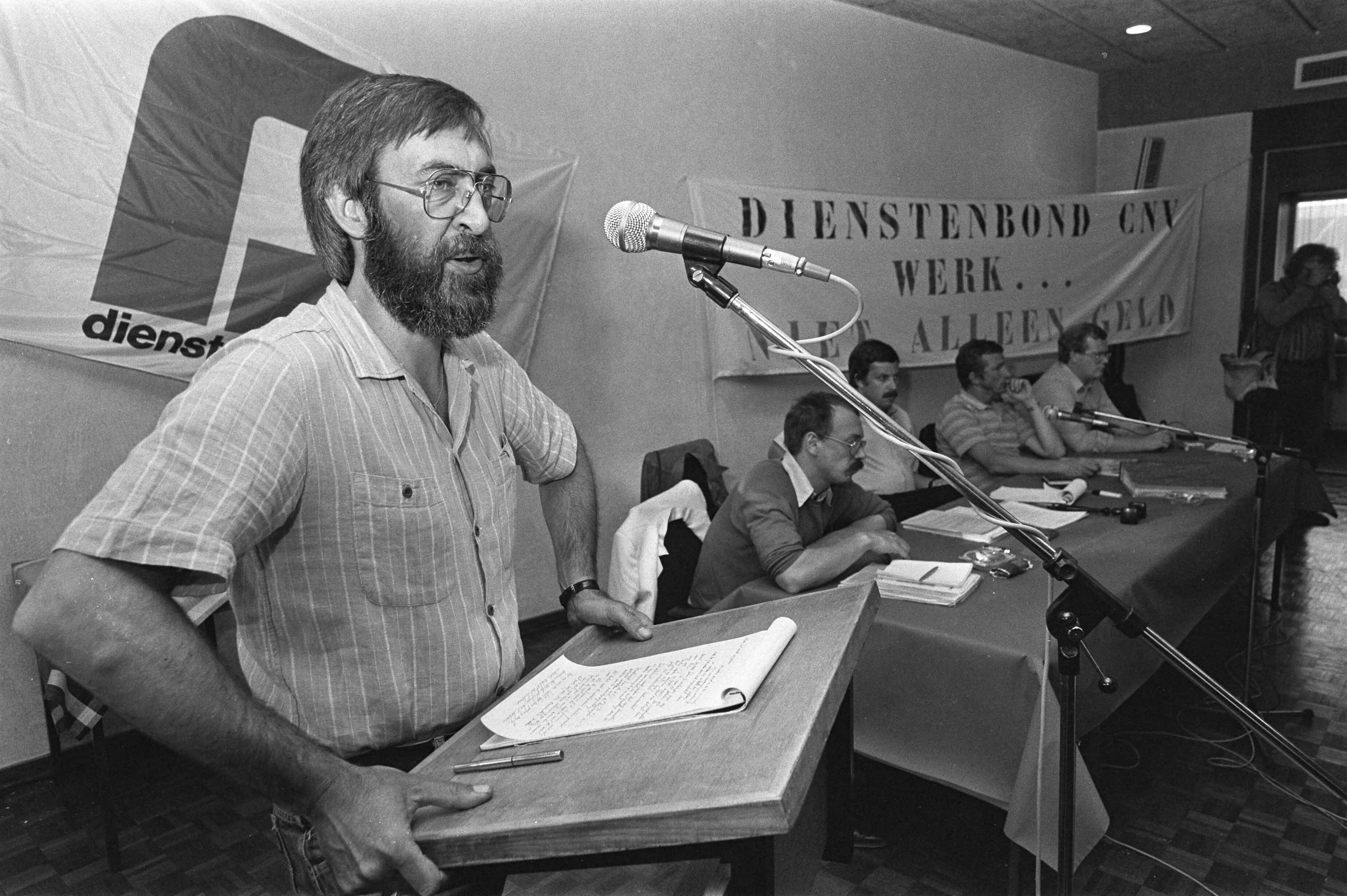 Fotocollectie Anefo — Protestvergadering omroeppersoneel met borden in Hilversum i.v.m. afbreken CAO-onderhandelingen; Frans Gottmer (FNV) — Foto: Antonisse, Marcel / Anefo. Licentie: Set B: Rechtenvrij / Publiek Domein. Bron: Nationaal Archief. http://hdl.handle.net/10648/ad19683c-d0b4-102d-bcf8-003048976d84