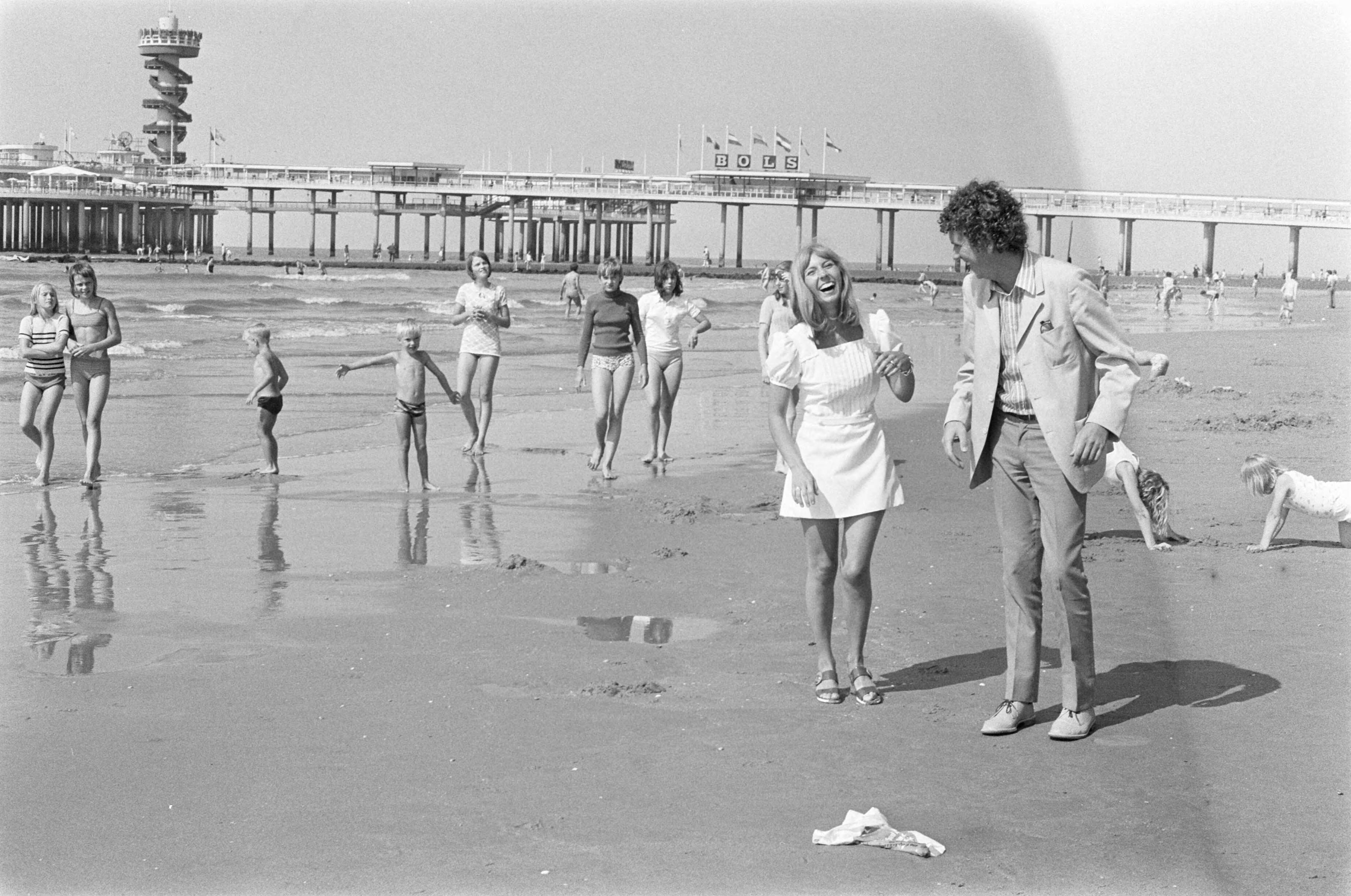 Fotocollectie Anefo — Seth Gaaikema, Willeke Alberti en The Blue Diamonds op strand Scheveningen — Foto: Verhoeff, Bert / Anefo. Licentie: Set B: Rechtenvrij / Publiek Domein. Bron: Nationaal Archief. http://hdl.handle.net/10648/abc4f2b2-d0b4-102d-bcf8-003048976d84