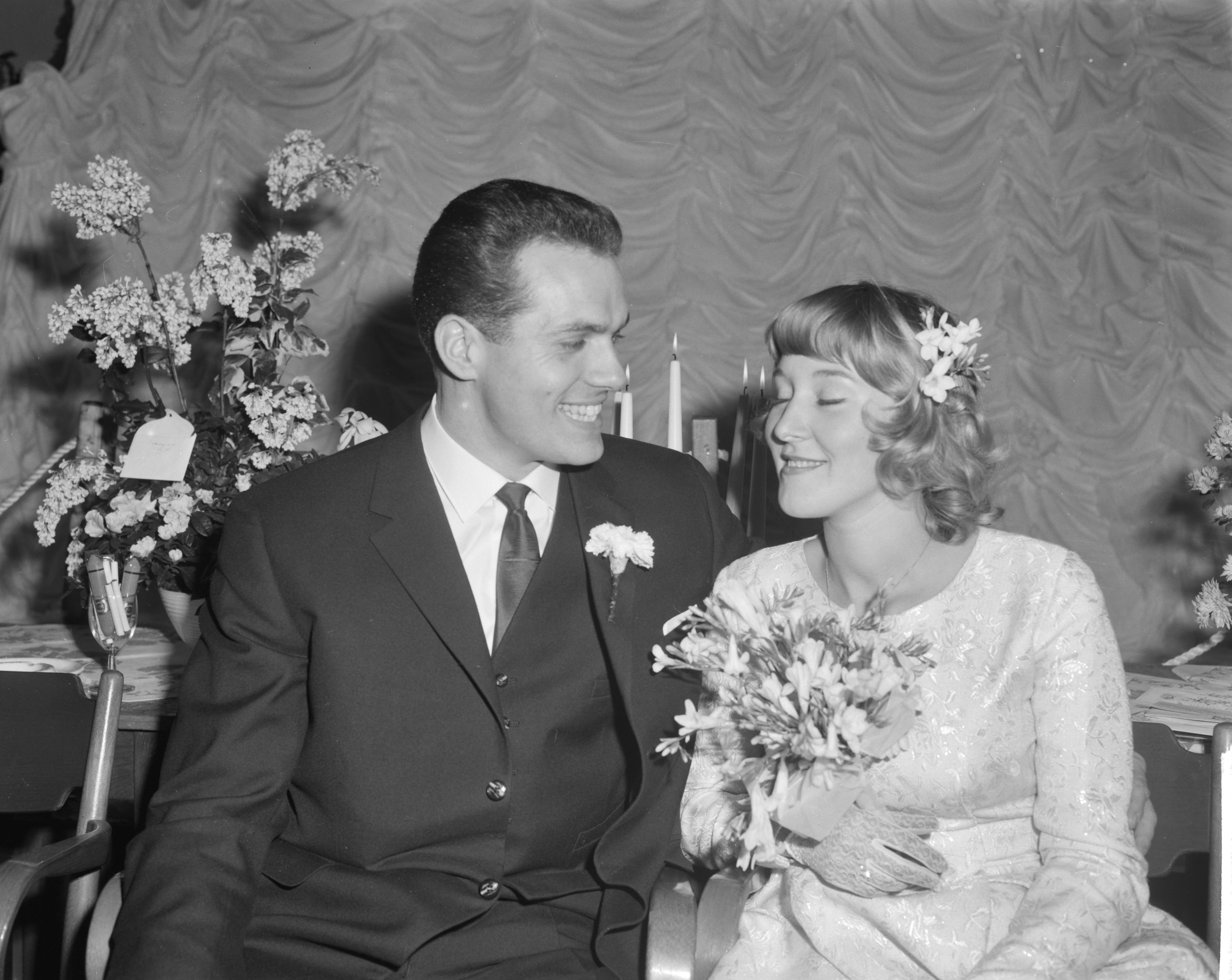 Fotocollectie Anefo — Huwelijk van atleet Eef Kamerbeek met Karin van der Wall te Maastricht — Foto: Bilsen, Joop van / Anefo. Licentie: Set B: Rechtenvrij / Publiek Domein. Bron: Nationaal Archief. http://hdl.handle.net/10648/aa241fd2-d0b4-102d-bcf8-003048976d84