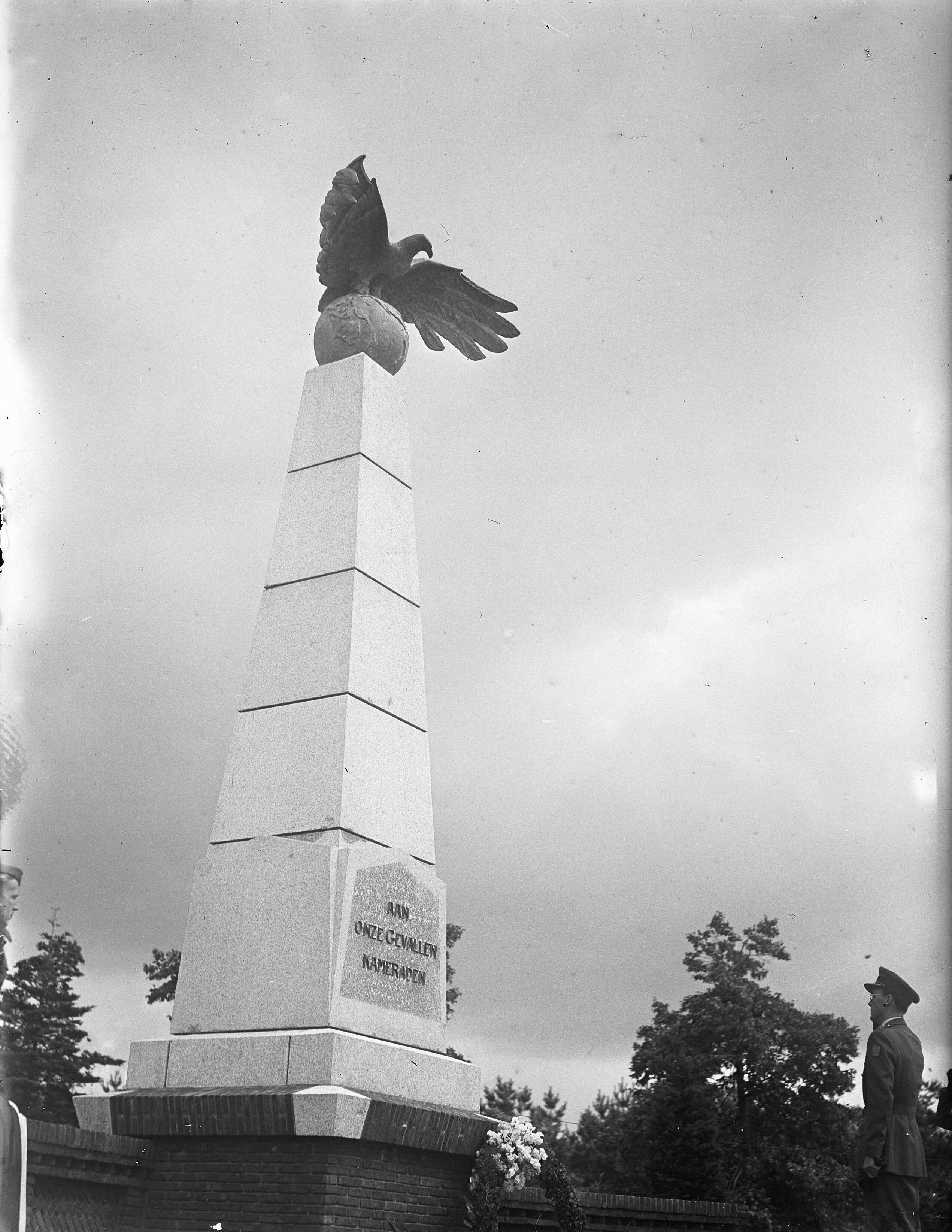 Fotocollectie Anefo — Vliegermonument op Soesterberg onthuld door prins Bernhard — Foto: Noske, J.D. / Anefo. Licentie: Set B: Rechtenvrij / Publiek Domein. Bron: Nationaal Archief. http://hdl.handle.net/10648/a8b8d53e-d0b4-102d-bcf8-003048976d84