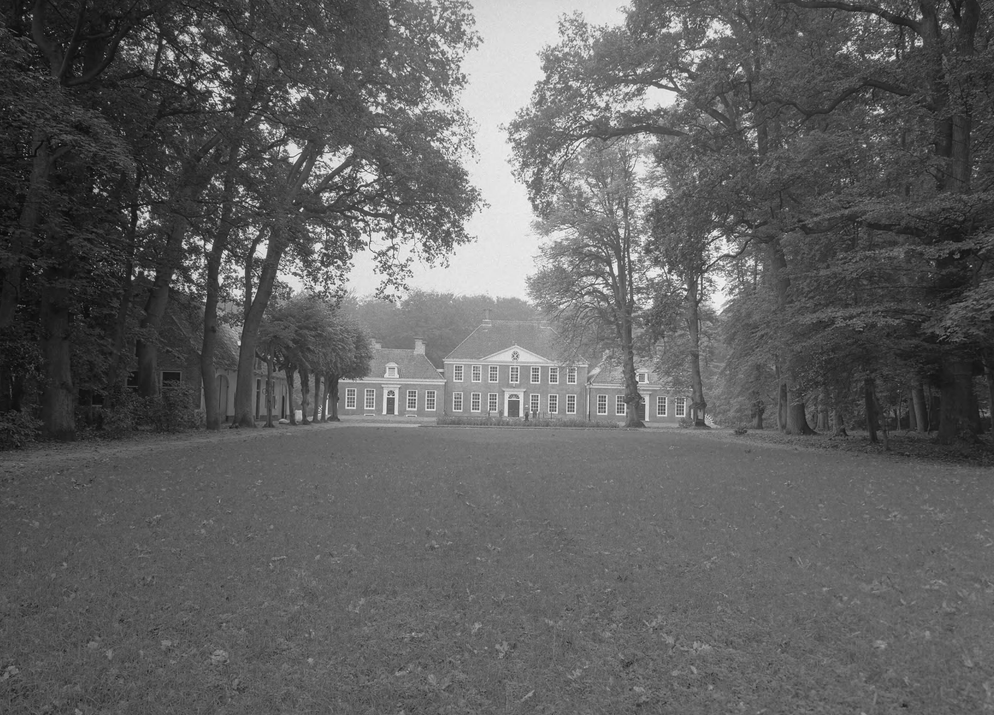 Fotocollectie Nederlandse Heidemaatschappij — Gezicht op gemeentehuis te Zuidlaren, gezien vanaf de hoofdweg — Foto: Wüllschleger, [...] / Heidemij. Licentie: Set B: Rechtenvrij / Publiek Domein. Bron: Nationaal Archief. http://hdl.handle.net/10648/ae7ee03a-d0b4-102d-bcf8-003048976d84