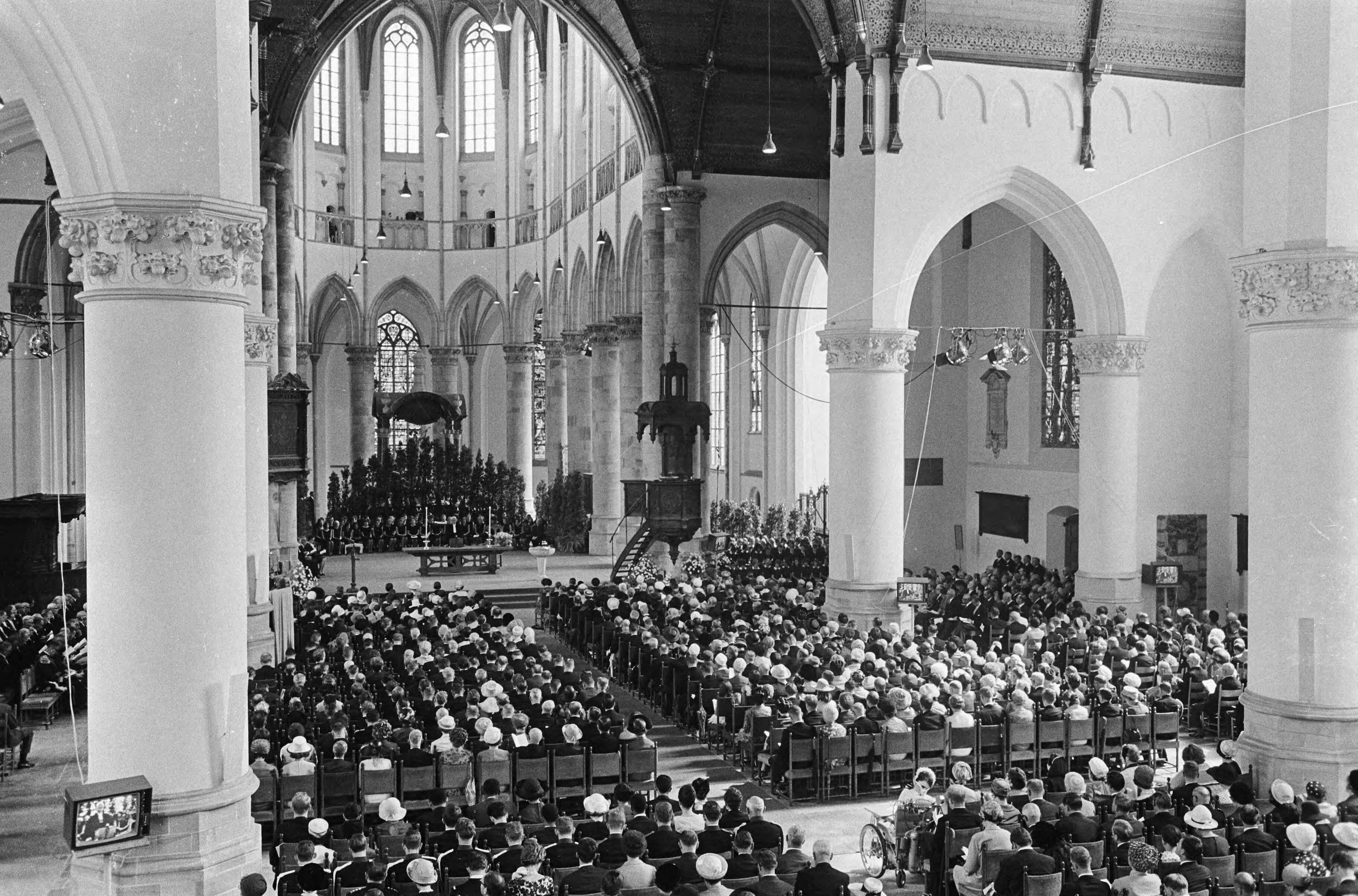 Doop van prins Willem-Alexander — Doop Willem Alexander in Sint Jacobskerk te Den Haag Overzichten tijdens de doop — Foto: Koch, Eric / Anefo. Licentie: Set B: Rechtenvrij / Publiek Domein. Bron: Nationaal Archief. http://hdl.handle.net/10648/ab25c8cc-d0b4-102d-bcf8-003048976d84