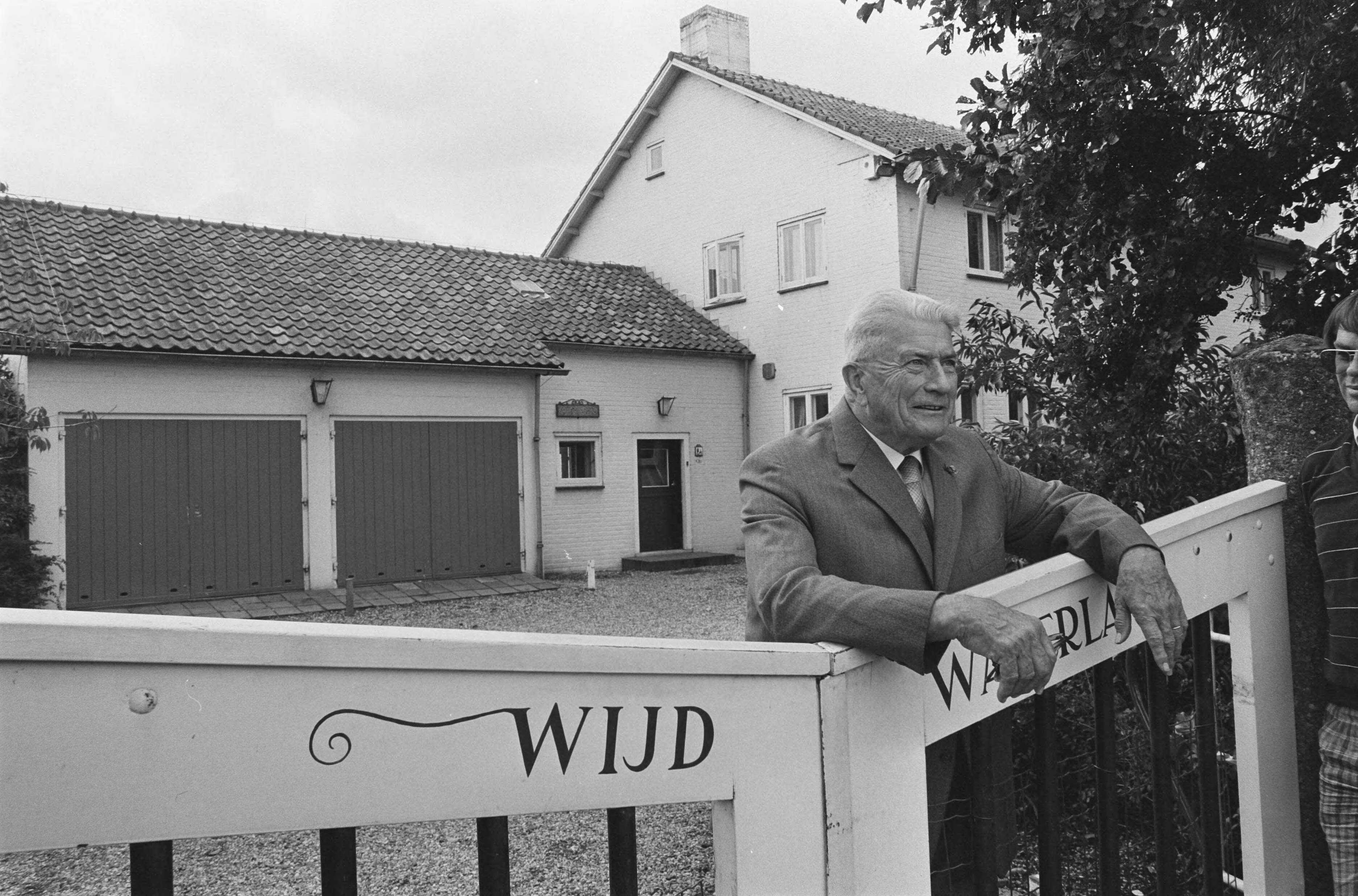 Fotocollectie Anefo — Ex RSV topman de Vries nodigt pers op de koffie in zijn villa in Vinkeveen, waarvan de veiling niet door zal gaan — Foto: Gerrits, Roland / Anefo. Licentie: Set B: Rechtenvrij / Publiek Domein. Bron: Nationaal Archief. http://hdl.handle.net/10648/ad5695cc-d0b4-102d-bcf8-003048976d84