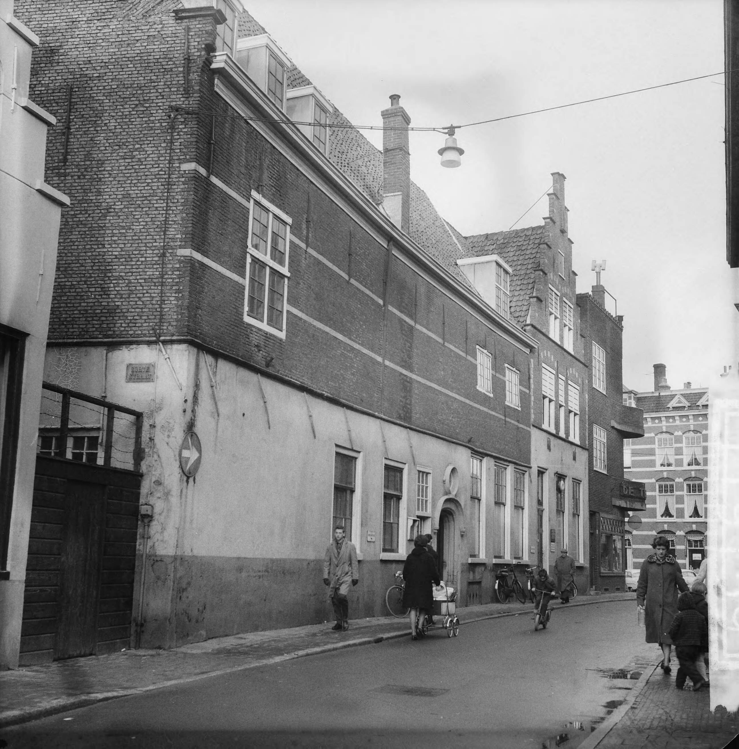 Fotocollectie Anefo — Volkskredietbank voor Haarlem en omstreken wordt 31 december aanstaande geliquideerd, exterieur van de Volkskredietbank — Foto: Rossem, Wim van / Anefo. Licentie: Set B: Rechtenvrij / Publiek Domein. Bron: Nationaal Archief. http://hdl.handle.net/10648/a9c3c34e-d0b4-102d-bcf8-003048976d84