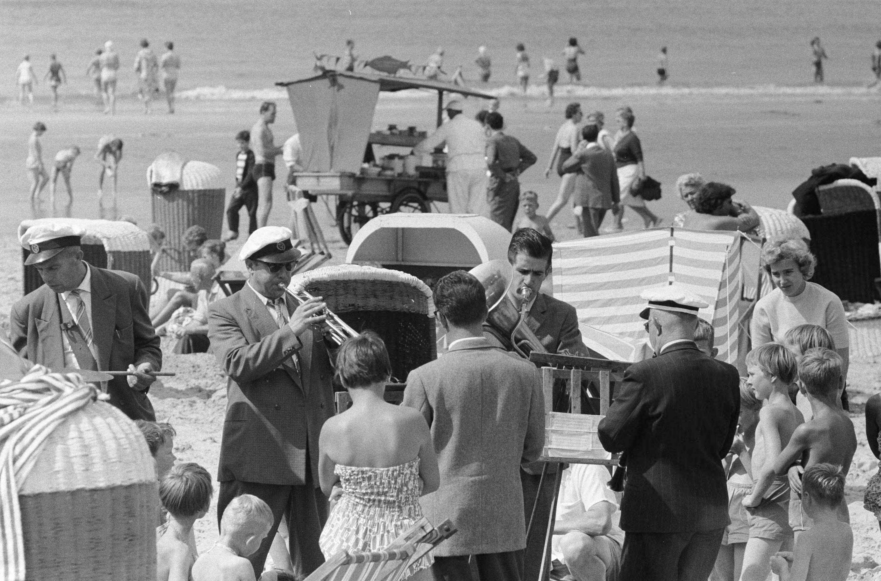 Fotocollectie Anefo — Strandfanfare van Zandvoort treedt weer op — Foto: Pot, Harry / Anefo. Licentie: Set B: Rechtenvrij / Publiek Domein. Bron: Nationaal Archief. http://hdl.handle.net/10648/a9b69610-d0b4-102d-bcf8-003048976d84