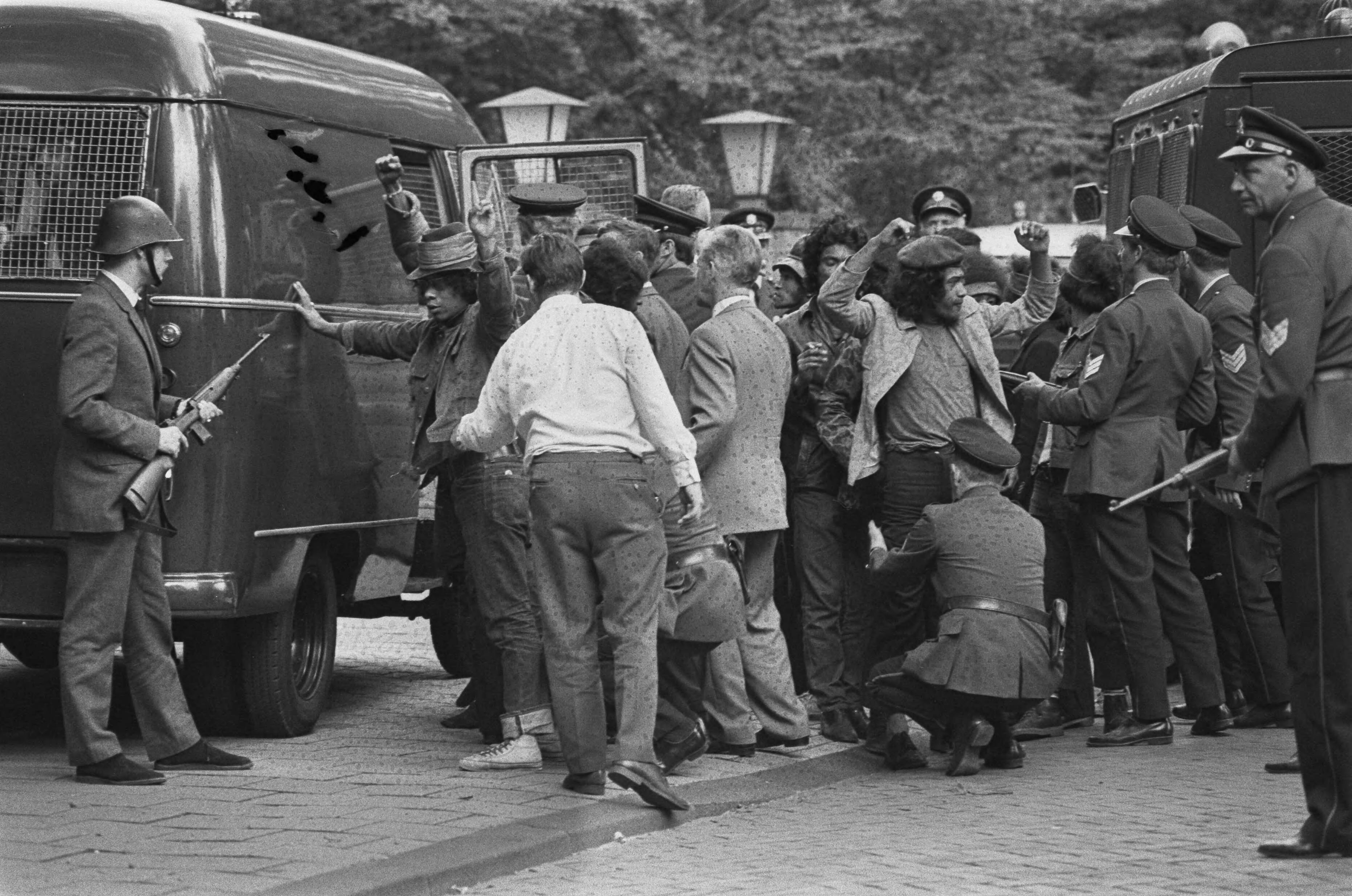Fotocollectie Anefo — Ambonezen bezetten woning Indonesische Ambassadeur, Wassenaar; Ambonezen worden gefouilleerd voor ze politie-auto ingaan — Foto: Mieremet, Rob / Anefo. Licentie: Set B: Rechtenvrij / Publiek Domein. Bron: Nationaal Archief. http://hdl.handle.net/10648/aba18926-d0b4-102d-bcf8-003048976d84