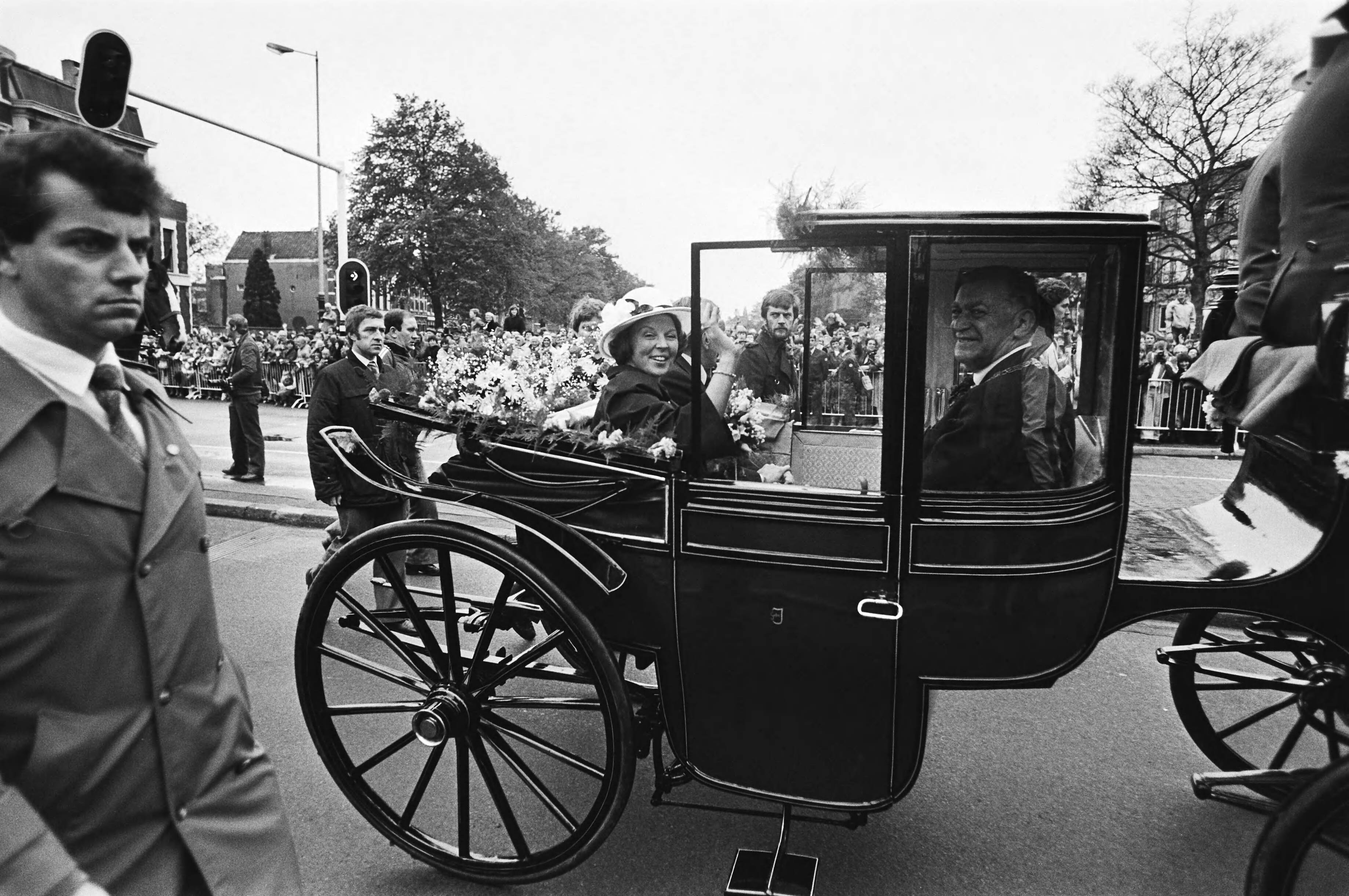 Fotocollectie Anefo — Viering Koninginnedag in Breda, Prins Claus en Beatrix een open koets door Breda — Foto: Croes, Rob C. / Anefo. Licentie: Set B: Rechtenvrij / Publiek Domein. Bron: Nationaal Archief. http://hdl.handle.net/10648/acfabee6-d0b4-102d-bcf8-003048976d84