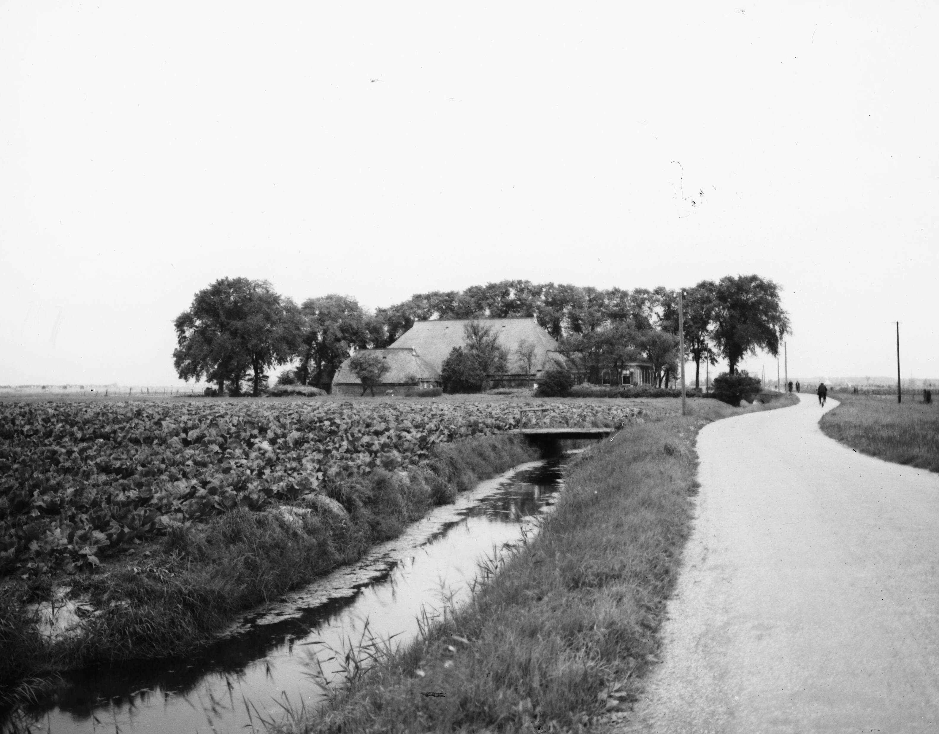 Fotocollectie Nederlandse Heidemaatschappij — Bedum|moderne landbouwgebouwen |woningen — Foto: Fotograaf Onbekend / Heidemij. Licentie: Set B: Rechtenvrij / Publiek Domein. Bron: Nationaal Archief. http://hdl.handle.net/10648/ae4b0f44-d0b4-102d-bcf8-003048976d84