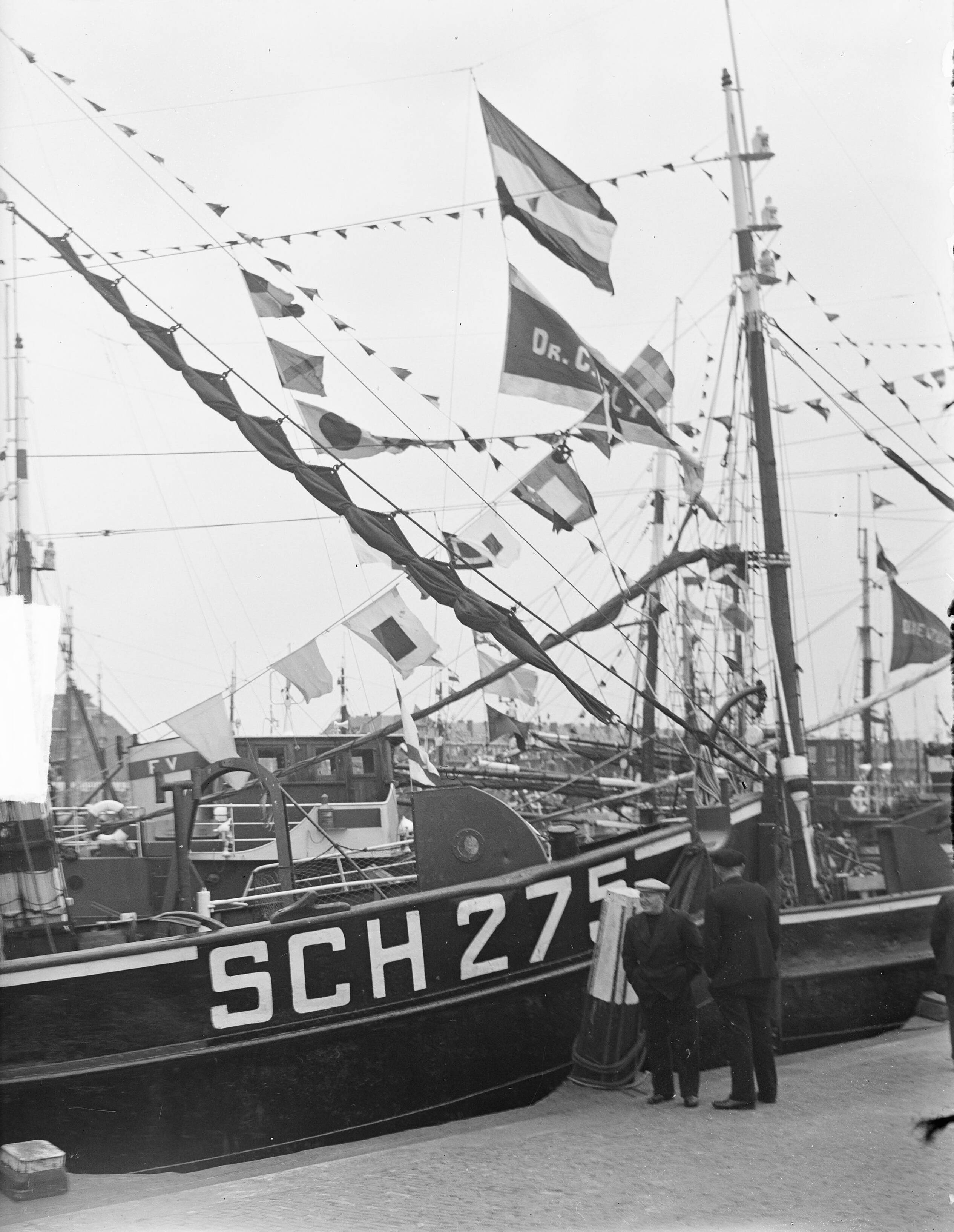 Fotocollectie Anefo — Vlaggetjesdag Scheveningen — Foto: Winterbergen, Rolf / Anefo. Licentie: Set B: Rechtenvrij / Publiek Domein. Bron: Nationaal Archief. http://hdl.handle.net/10648/a8c7be14-d0b4-102d-bcf8-003048976d84