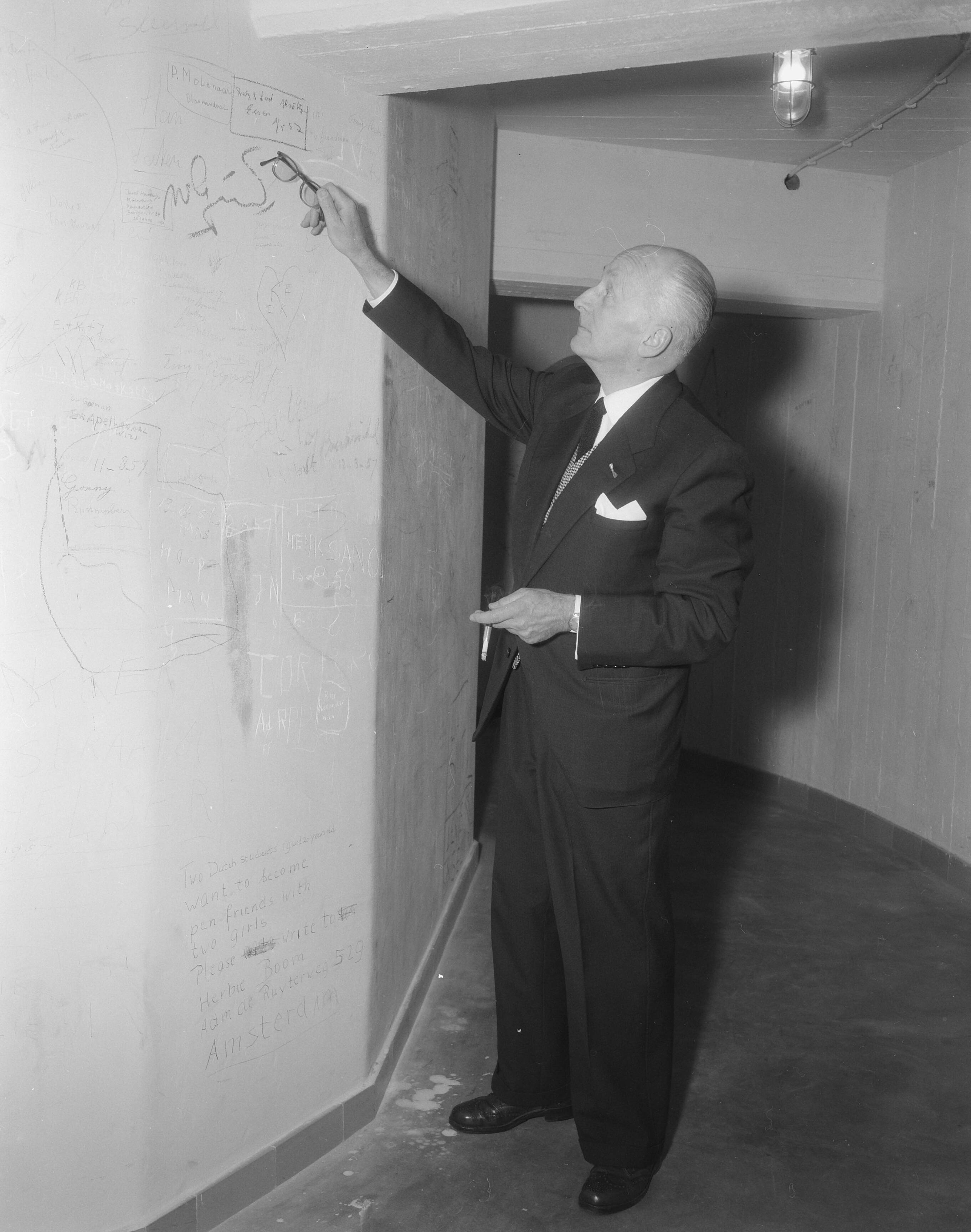 Fotocollectie Anefo — Burgemeester H.M. van Fenema van Zandvoort bij een bekladderde muur van de watertoren — Foto: Pot, Harry / Anefo. Licentie: Set B: Rechtenvrij / Publiek Domein. Bron: Nationaal Archief. http://hdl.handle.net/10648/a96c6e78-d0b4-102d-bcf8-003048976d84