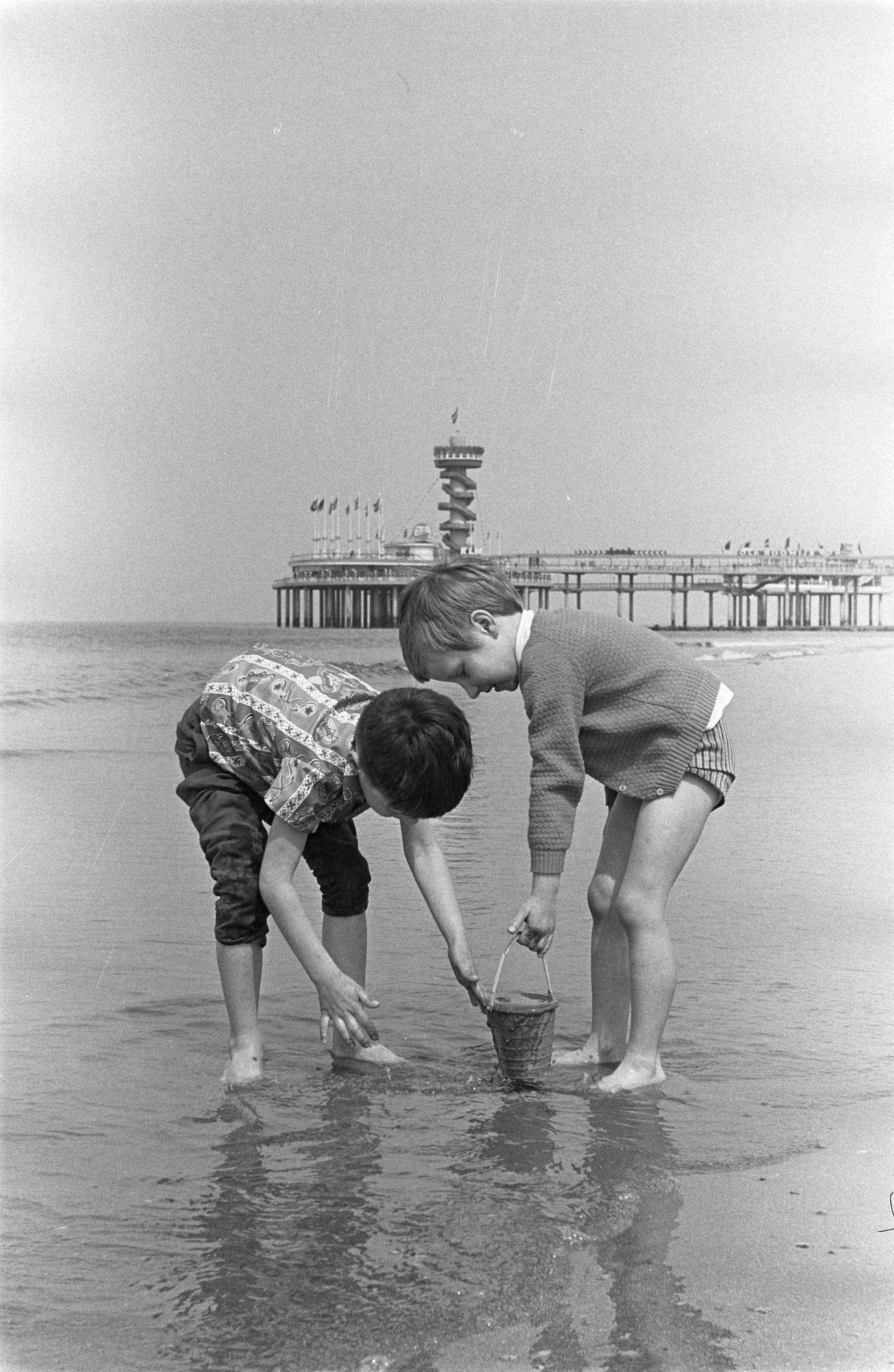 Fotocollectie Anefo — Kinderen op het strand bij Scheveningen — Foto: Koch, Eric / Anefo. Licentie: Set B: Rechtenvrij / Publiek Domein. Bron: Nationaal Archief. http://hdl.handle.net/10648/aa663156-d0b4-102d-bcf8-003048976d84