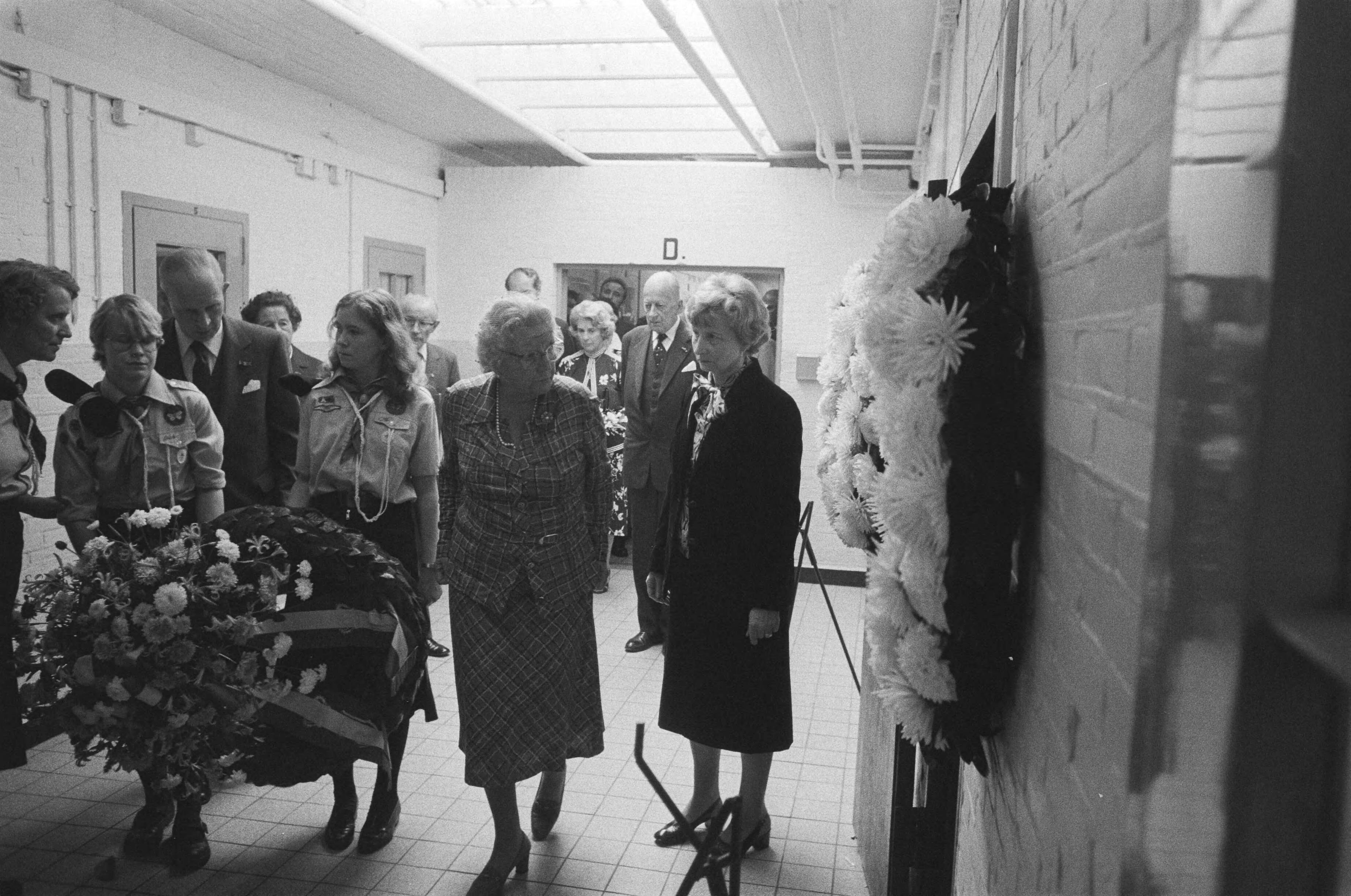 35e herdenking "Oranjehotel"in Scheveningen — Prinses Juliana met krans in de gang — Foto: Bogaerts, Rob / Anefo. Licentie: Set B: Rechtenvrij / Publiek Domein. Bron: Nationaal Archief. http://hdl.handle.net/10648/ace853f0-d0b4-102d-bcf8-003048976d84