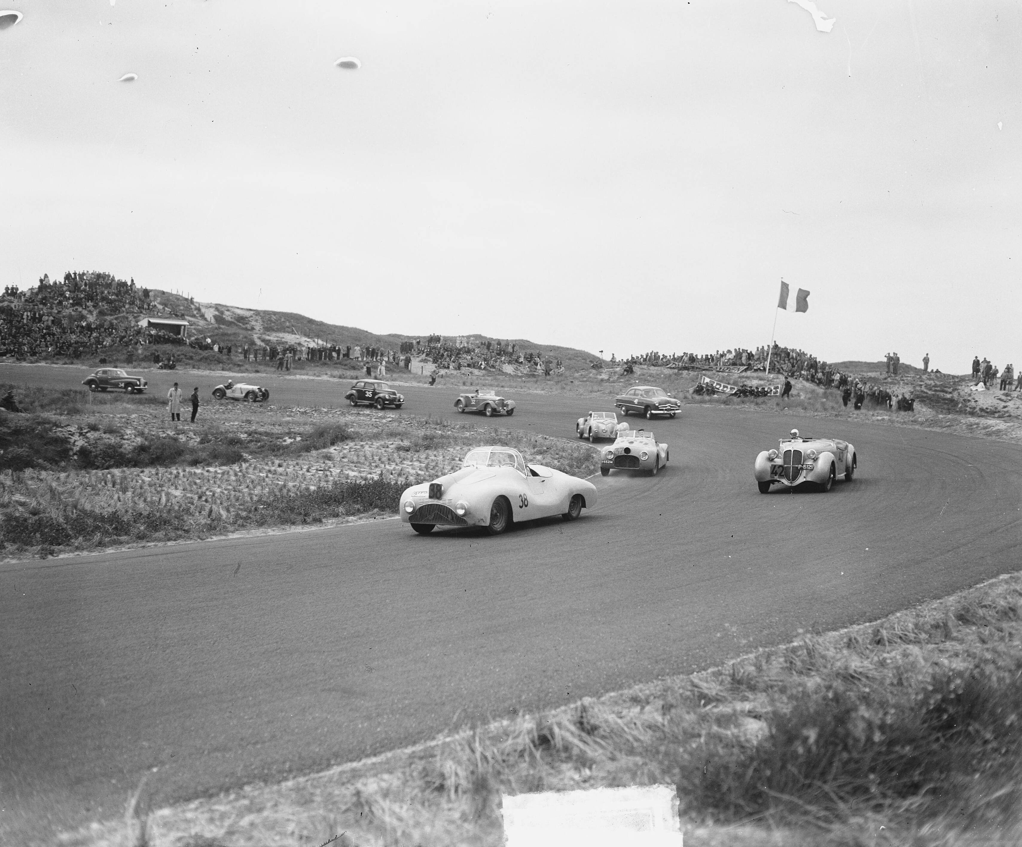Fotocollectie Anefo — Auto- en motorraces op het circuit van Zandvoort. Overzicht — Foto: Merk, Ben / Anefo. Licentie: Set B: Rechtenvrij / Publiek Domein. Bron: Nationaal Archief. http://hdl.handle.net/10648/a8c9c808-d0b4-102d-bcf8-003048976d84
